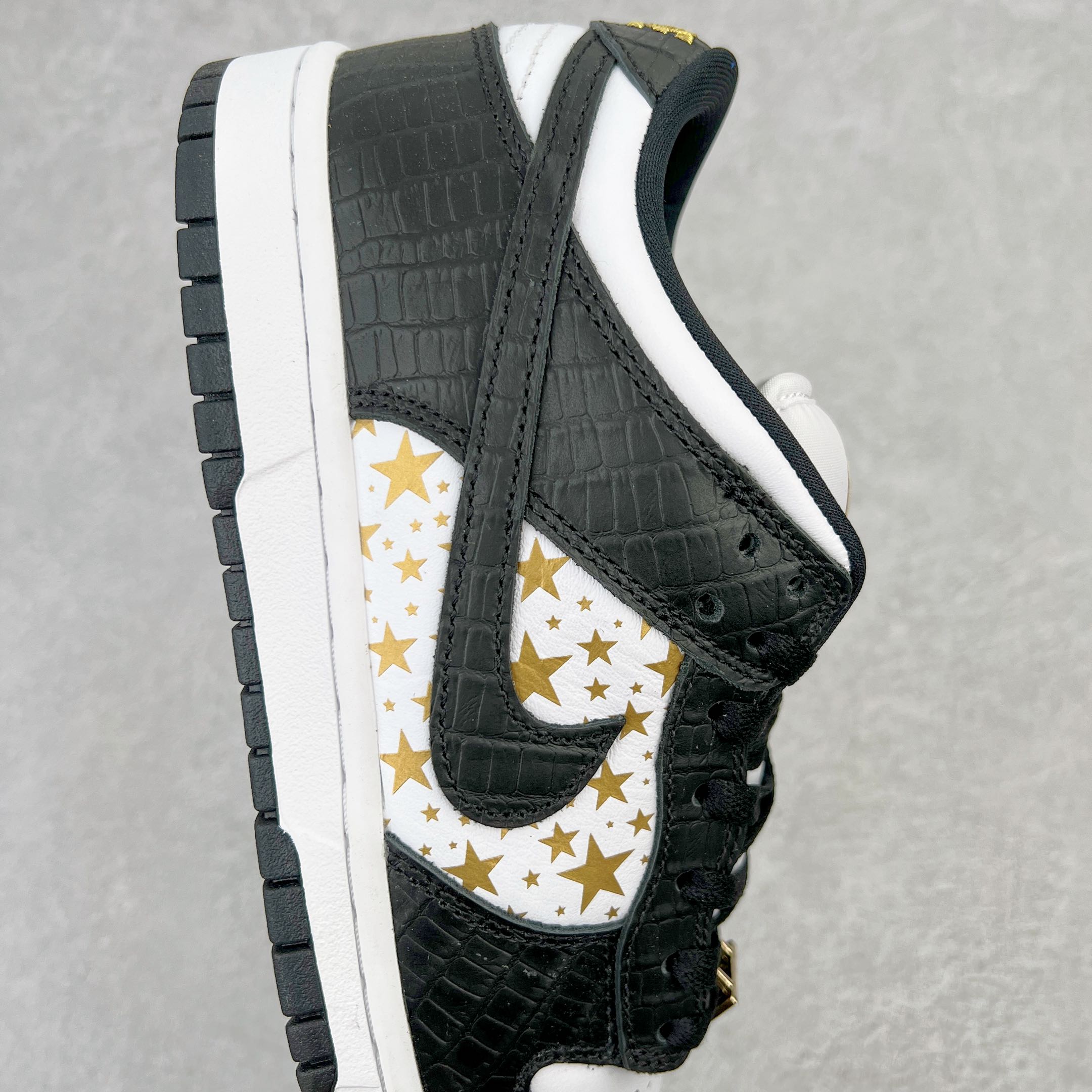 图片[6]-＃OG纯原特价 Supreme x NK SB Dunk Low 联名白金黑 DH3228-102 圈内最强 零售首选 独家原厂航空铝磨具打磨大底 鞋头坡度极致还原 原盒原配 圈内天花板工艺 原厂冲刀 超高清洁度 全鞋零毛边皮料切割 全套原楦原模倾力打造完美版型 采用原厂百宏鞋带以及原厂百宏织唛舌标 内标可供原厂几率过验 原厂中底布黄色点胶 原厂中底布拉帮走线遵循公司‼️尺码：36 36.5 37.5 38 38.5 39 40 40.5 41 42 42.5 43 44 45 46 47.5-选品中心