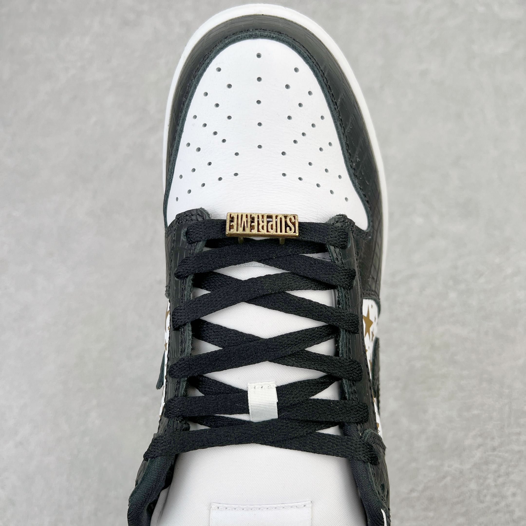 图片[4]-＃OG纯原特价 Supreme x NK SB Dunk Low 联名白金黑 DH3228-102 圈内最强 零售首选 独家原厂航空铝磨具打磨大底 鞋头坡度极致还原 原盒原配 圈内天花板工艺 原厂冲刀 超高清洁度 全鞋零毛边皮料切割 全套原楦原模倾力打造完美版型 采用原厂百宏鞋带以及原厂百宏织唛舌标 内标可供原厂几率过验 原厂中底布黄色点胶 原厂中底布拉帮走线遵循公司‼️尺码：36 36.5 37.5 38 38.5 39 40 40.5 41 42 42.5 43 44 45 46 47.5-选品中心