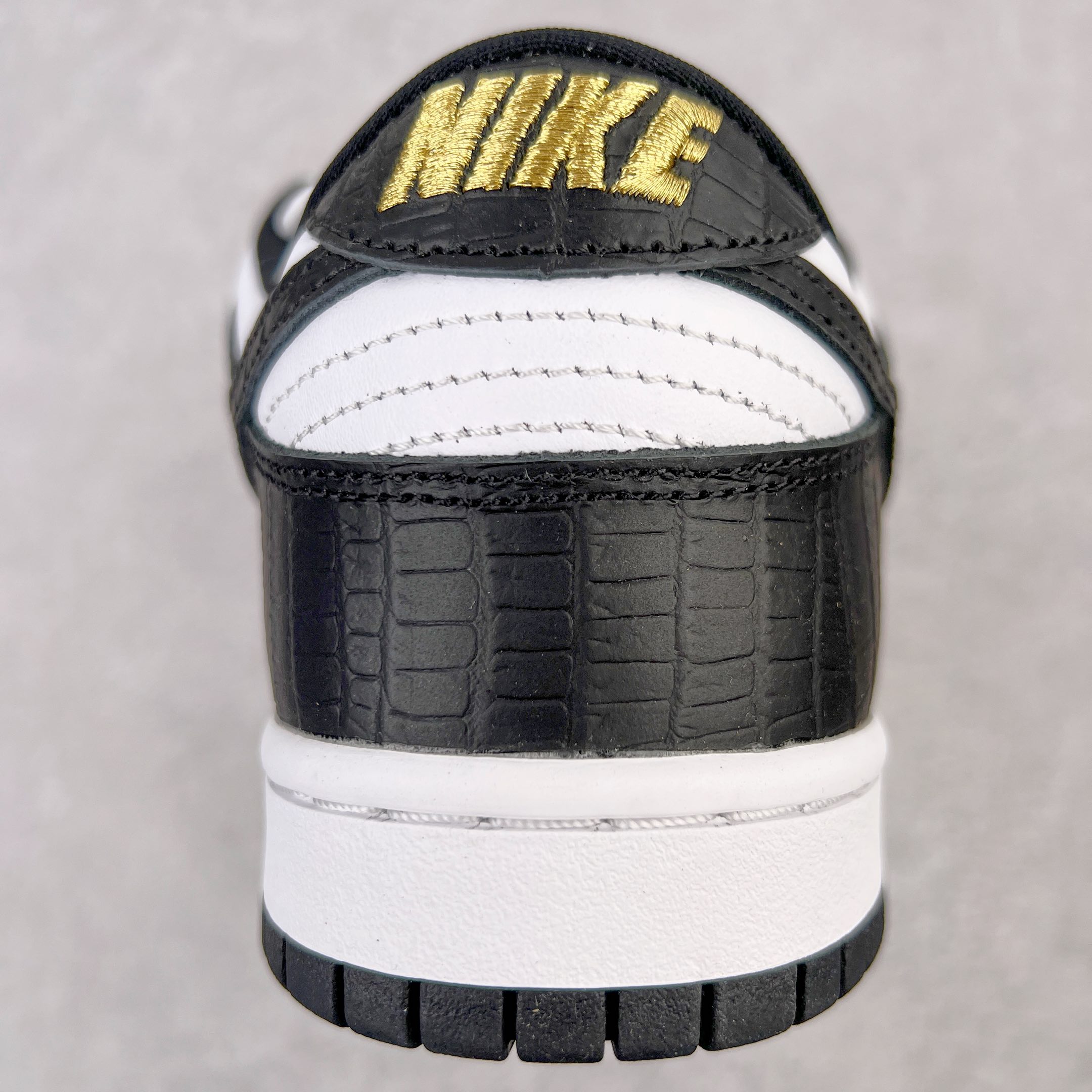图片[8]-＃OG纯原特价 Supreme x NK SB Dunk Low 联名白金黑 DH3228-102 圈内最强 零售首选 独家原厂航空铝磨具打磨大底 鞋头坡度极致还原 原盒原配 圈内天花板工艺 原厂冲刀 超高清洁度 全鞋零毛边皮料切割 全套原楦原模倾力打造完美版型 采用原厂百宏鞋带以及原厂百宏织唛舌标 内标可供原厂几率过验 原厂中底布黄色点胶 原厂中底布拉帮走线遵循公司‼️尺码：36 36.5 37.5 38 38.5 39 40 40.5 41 42 42.5 43 44 45 46 47.5-选品中心