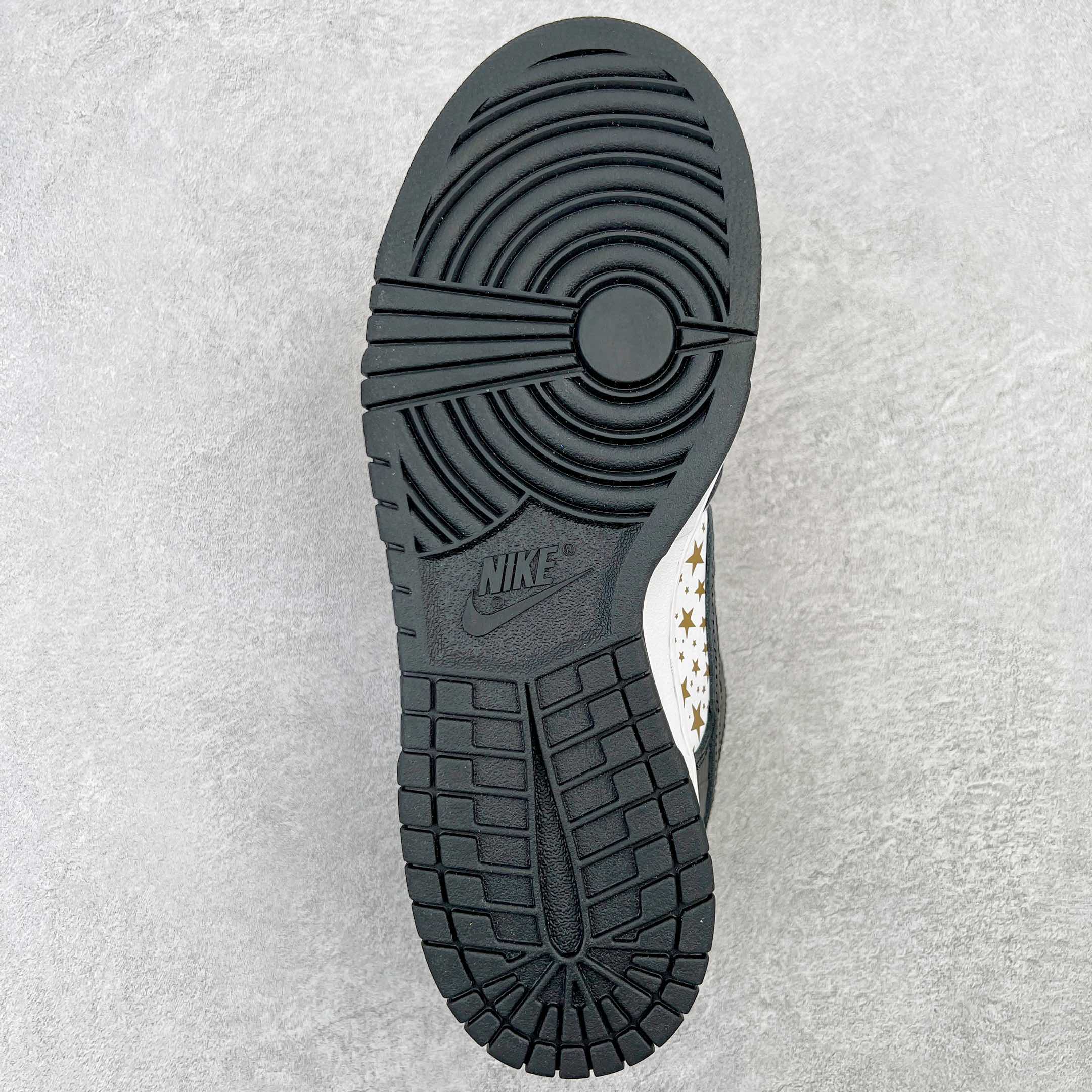 图片[9]-＃OG纯原特价 Supreme x NK SB Dunk Low 联名白金黑 DH3228-102 圈内最强 零售首选 独家原厂航空铝磨具打磨大底 鞋头坡度极致还原 原盒原配 圈内天花板工艺 原厂冲刀 超高清洁度 全鞋零毛边皮料切割 全套原楦原模倾力打造完美版型 采用原厂百宏鞋带以及原厂百宏织唛舌标 内标可供原厂几率过验 原厂中底布黄色点胶 原厂中底布拉帮走线遵循公司‼️尺码：36 36.5 37.5 38 38.5 39 40 40.5 41 42 42.5 43 44 45 46 47.5-选品中心