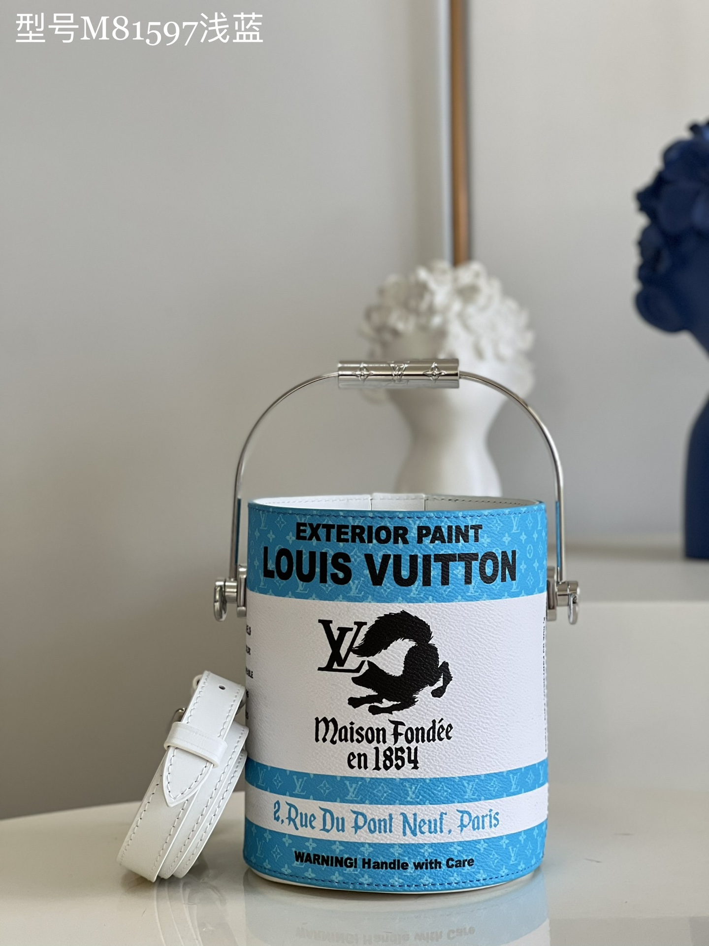 NO:399014,[Exclusive real photo M81597 light blue] LV Paint Can handbag has a metal handle, imitating the paint bucket configuration vividly, creating an alternative choice outside of traditional design. Enriched space to accommodate mobile phones and other personal items, and bright colors show the trendy concept of Virgil Abloh. Size 13.5 x 17 x 7 cm Y.630, LV [original leather], louis vuitton19860909【独家实拍M81597浅蓝】LV Paint Can 手袋拥有金属手柄,将油漆桶构型模仿得惟妙惟肖,成就传统设计之外的另类选择.充裕空间可容纳手机和其他个人物品,鲜明色彩彰示 Virgil Abloh 的潮流理念.尺寸13.5 x 17 x 7 厘米 Y.630,LV【原厂皮】,louis vuitton,Bag