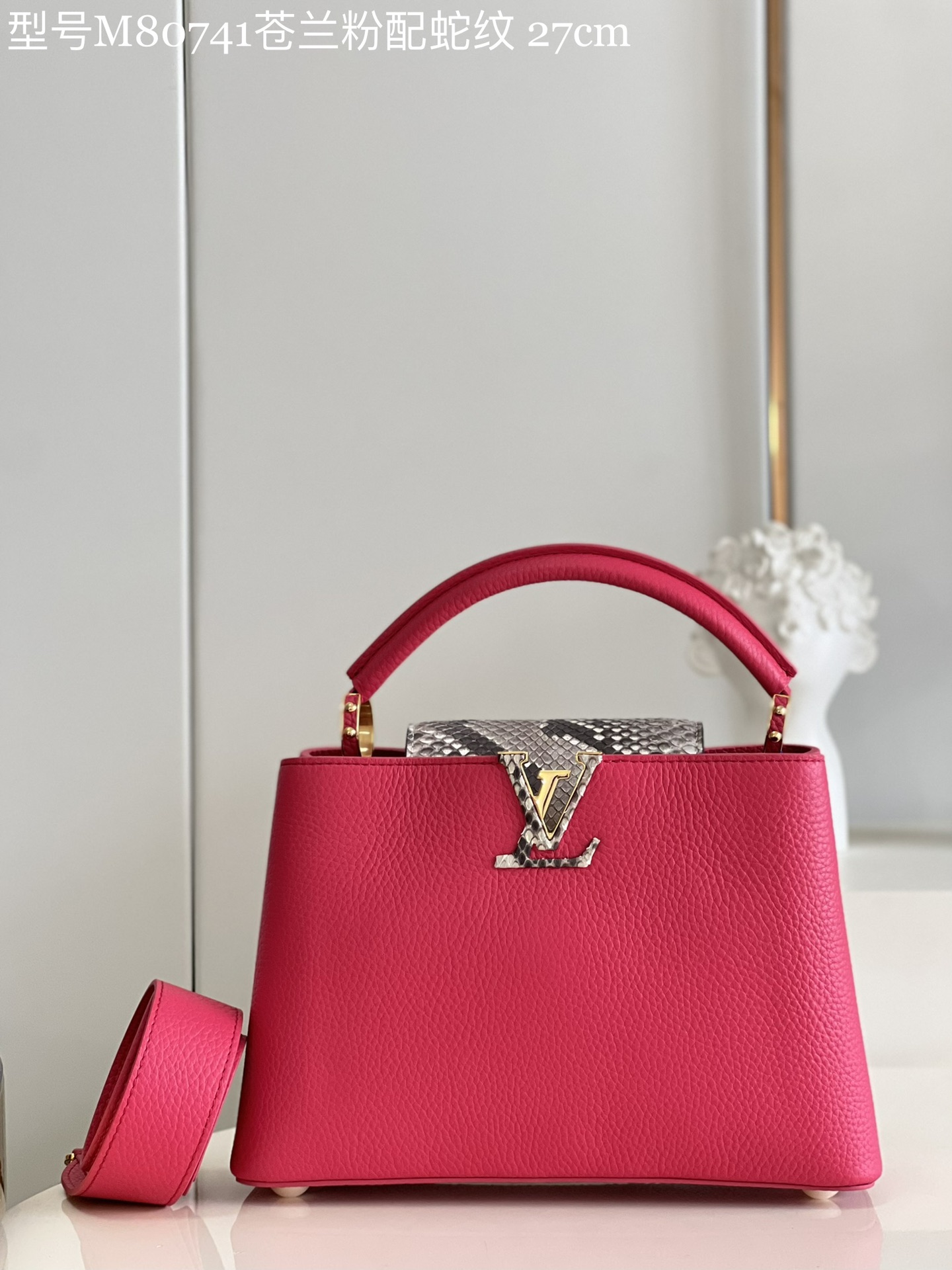 NO:399016,【Exclusive real photo Model M80741 Freesia Pink with Snake Pattern Small】 Capucines BB Handbag Imported French calf leather, shiny metal trim, unique Capucines cover can be included in the bag to display letter logos, and can be turned outwards, presenting Monogram Flower pattern size: 27 x 18 x 9cm kl.,LV【Original leather】,louis vuitton,cowhide19860909【独家实拍 型号M80741苍兰粉配蛇纹 小号】 Capucines BB手袋 法国进口小牛皮,闪亮的金属饰件,特有的Capucines搭盖既可收入包内展示字母标识,又可外翻 呈现Monogram Flower图案 size:27 x 18 x 9cm kl.,LV【原厂皮】,louis vuitton,cowhide,Bag