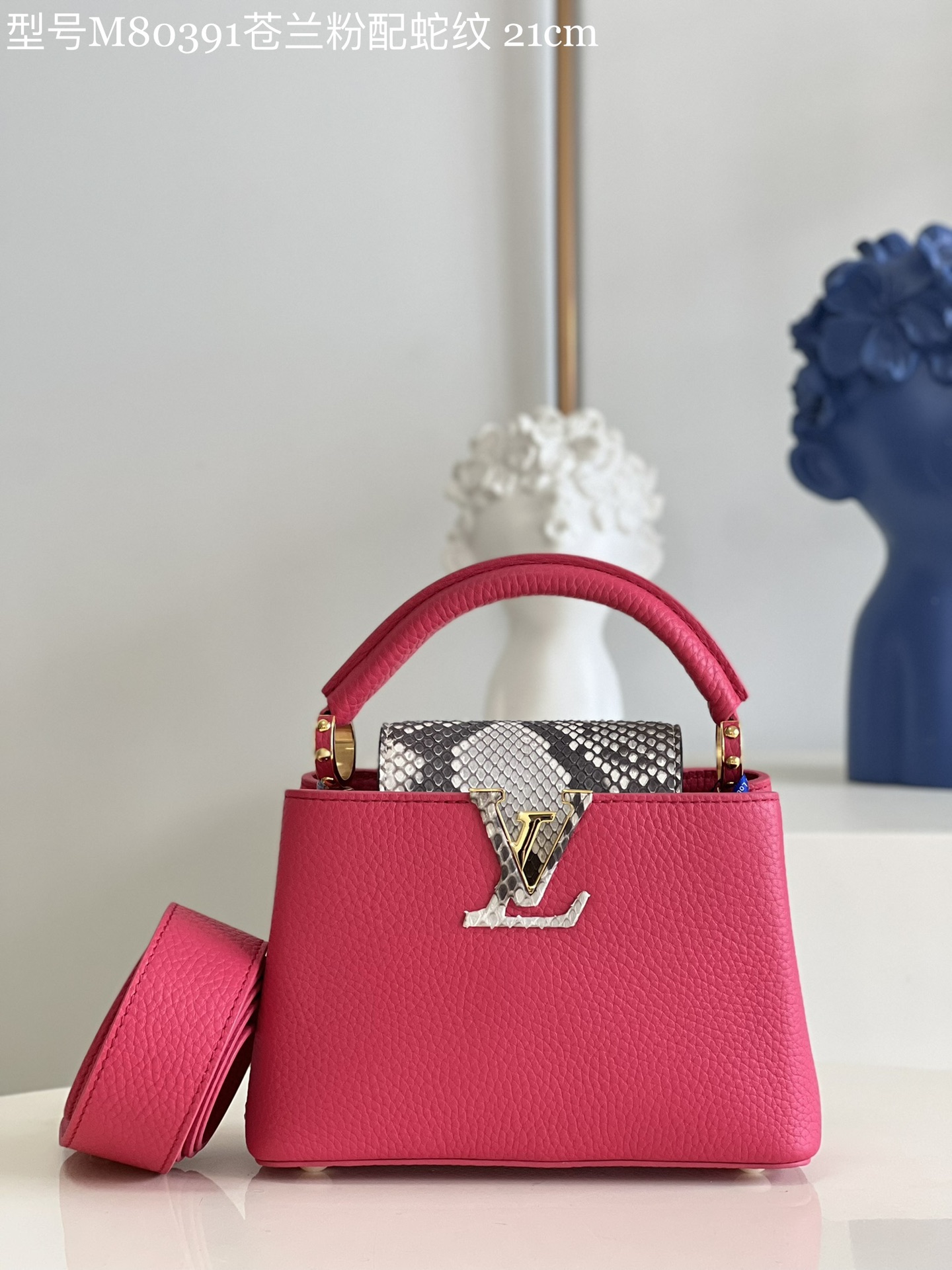 NO:399018,【Exclusive real photo Model M80391 Freesia Pink with Snake Pattern Mini】Capucines Mini Handbag Imported Calfskin, Shiny Metal Decoration, The unique Capucines cover can be included in the bag to display letter logos, and can be turned outwards. The Monogram Flower pattern is size: 21x14x8 cm kl.,LV【Original Leather】,louis vuitton,cowhide19860909【独家实拍 型号M80391苍兰粉配蛇纹 迷你】Capucines 迷你手袋 法国进口小牛皮,闪亮的金属饰件,特有的Capucines搭盖既可收入包内展示字母标识,又可外翻 呈现Monogram Flower图案 size:21x14x8 cm kl.,LV【原厂皮】,louis vuitton,cowhide,Bag