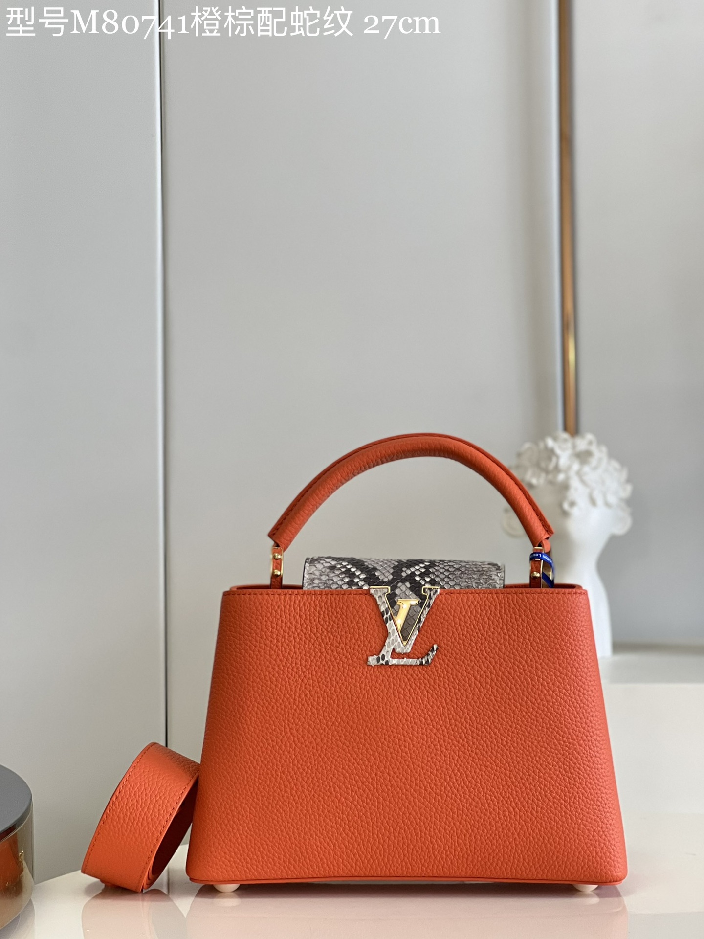 NO:399020,[Exclusive real photo Model M80741 orange brown with snake pattern Small] Capucines BB handbag imported from France, shiny metal trim, unique Capucines cover can be included in the bag to display letter logos, and can be turned outward. It presents Monogram Flower pattern size: 27 x 18 x 9cm kl.,LV [original leather],louis vuitton,cowhide19860909【独家实拍 型号M80741橙棕配蛇纹 小号】 Capucines BB手袋 法国进口小牛皮,闪亮的金属饰件,特有的Capucines搭盖既可收入包内展示字母标识,又可外翻 呈现Monogram Flower图案 size:27 x 18 x 9cm kl.,LV【原厂皮】,louis vuitton,cowhide,Bag