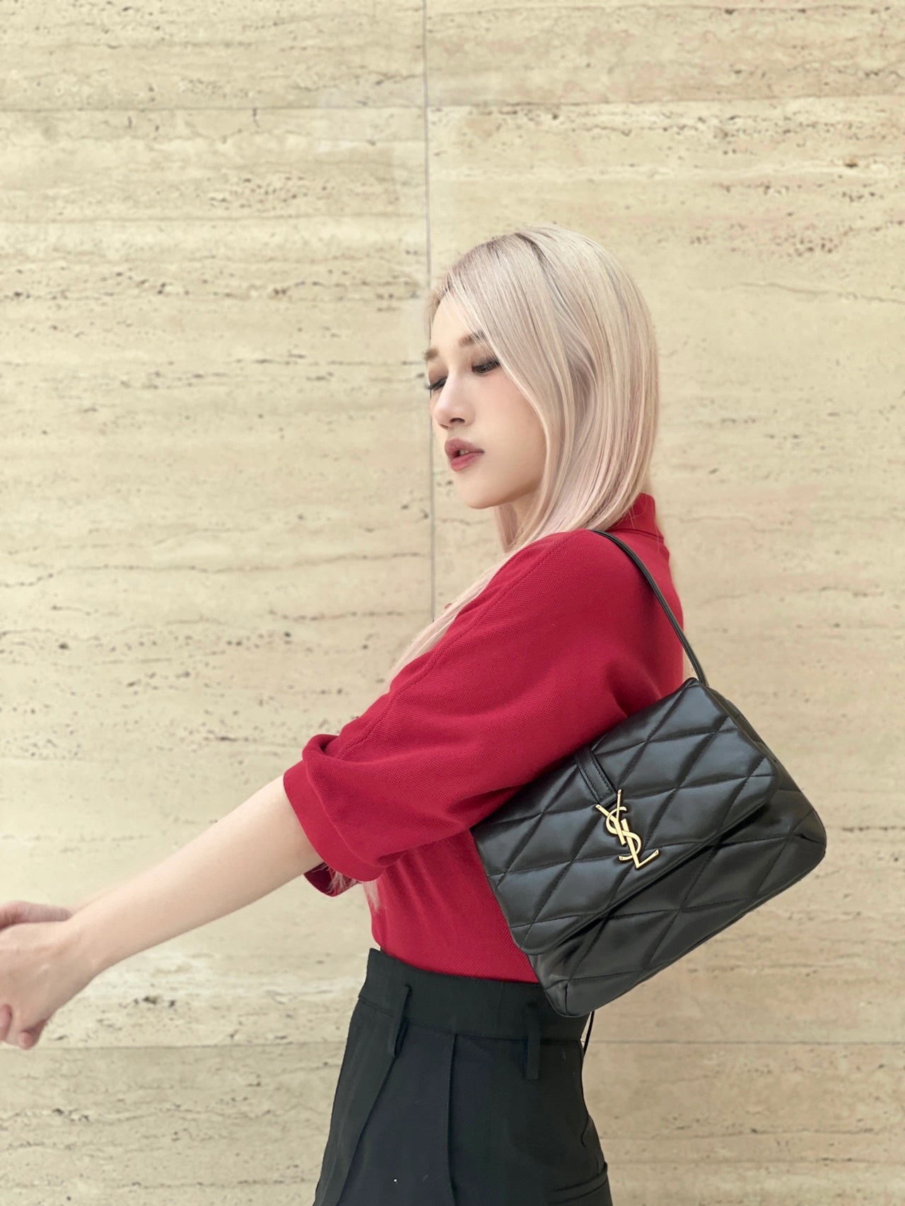 YSL 𝐋𝐄 𝟱𝟳 小羊皮菱格纹腋下包 698567黑色/金扣