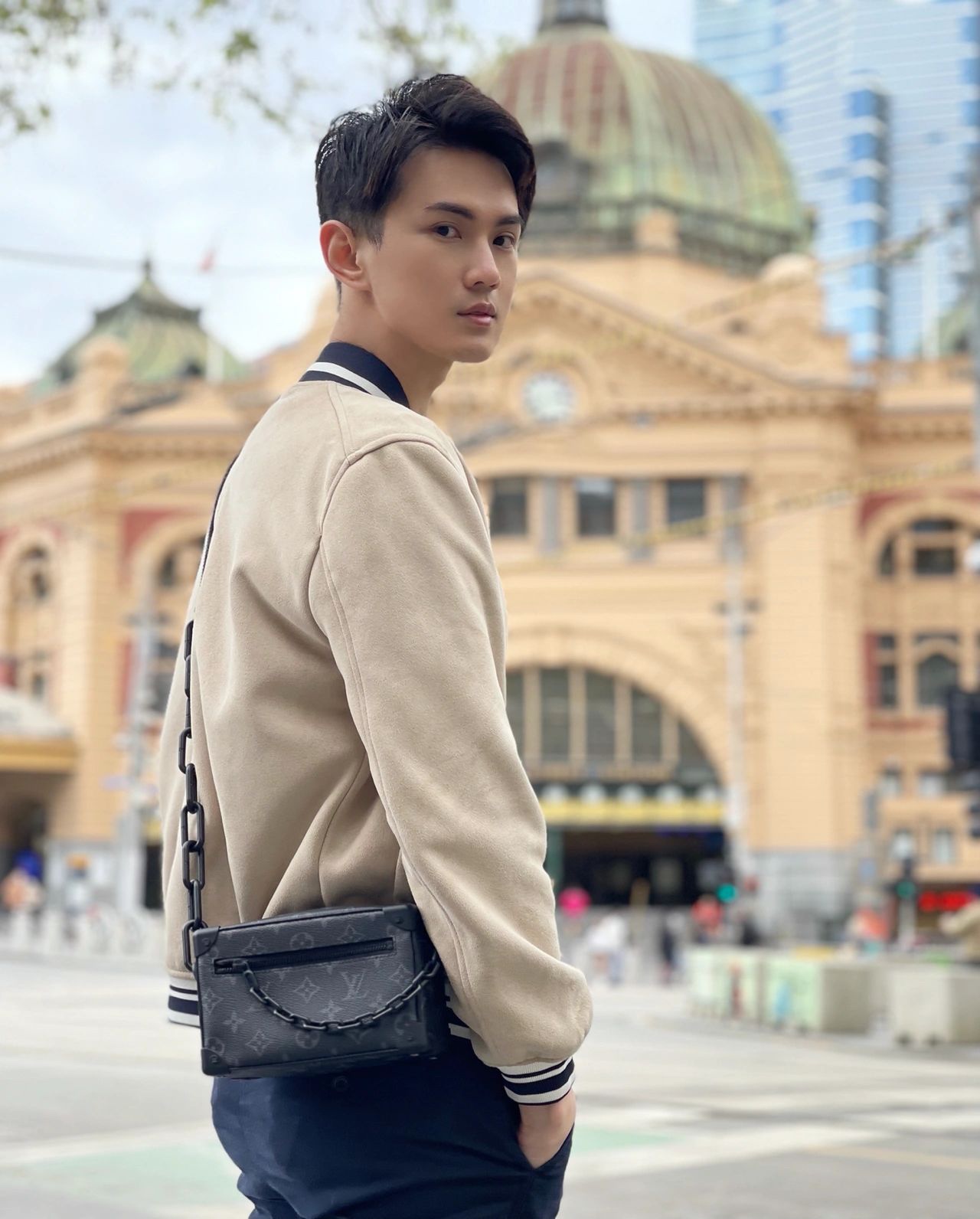 Louis Vuitton Men's Box Bag – Sleek and Sophisticated