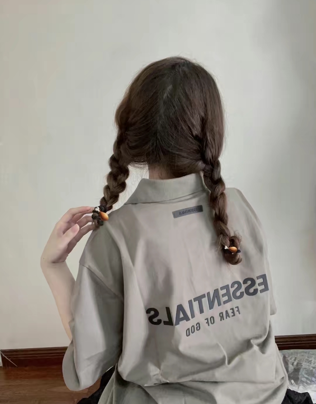 🎀爆款模特图🎀99💰【碳灰色】顶级版本FEAR OF GOD FOG ESSENTIALS后背硅胶字母POLO衫纯棉宽松透气OS版型
后背硅胶采用顶级铭牌,字母采取凸起工艺,保证原版一致。
后背硅胶均采用环保硅胶材质,均采用解析化验,无异味。压胶工艺保证了印花的牢固程度,保证机洗暴晒毫无压力,绝对不会脱胶。可以完全放心。领口做了暗胶处理,可以有效保证领口立起。
行走在更多的场合,无论是运动还是商务,休闲还是正式,都可以完美的融合在当下的穿搭。纯棉的面料吸汗又柔软,非常适合春夏秋三个季节的穿着百搭又好看的一件潮人单品,入手不亏!
颜色;炭灰色
尺码;S-XL
