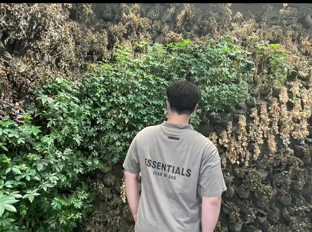 🎀爆款模特图🎀99💰【碳灰色】顶级版本FEAR OF GOD FOG ESSENTIALS后背硅胶字母POLO衫纯棉宽松透气OS版型
后背硅胶采用顶级铭牌,字母采取凸起工艺,保证原版一致。
后背硅胶均采用环保硅胶材质,均采用解析化验,无异味。压胶工艺保证了印花的牢固程度,保证机洗暴晒毫无压力,绝对不会脱胶。可以完全放心。领口做了暗胶处理,可以有效保证领口立起。
行走在更多的场合,无论是运动还是商务,休闲还是正式,都可以完美的融合在当下的穿搭。纯棉的面料吸汗又柔软,非常适合春夏秋三个季节的穿着百搭又好看的一件潮人单品,入手不亏!
颜色;炭灰色
尺码;S-XL