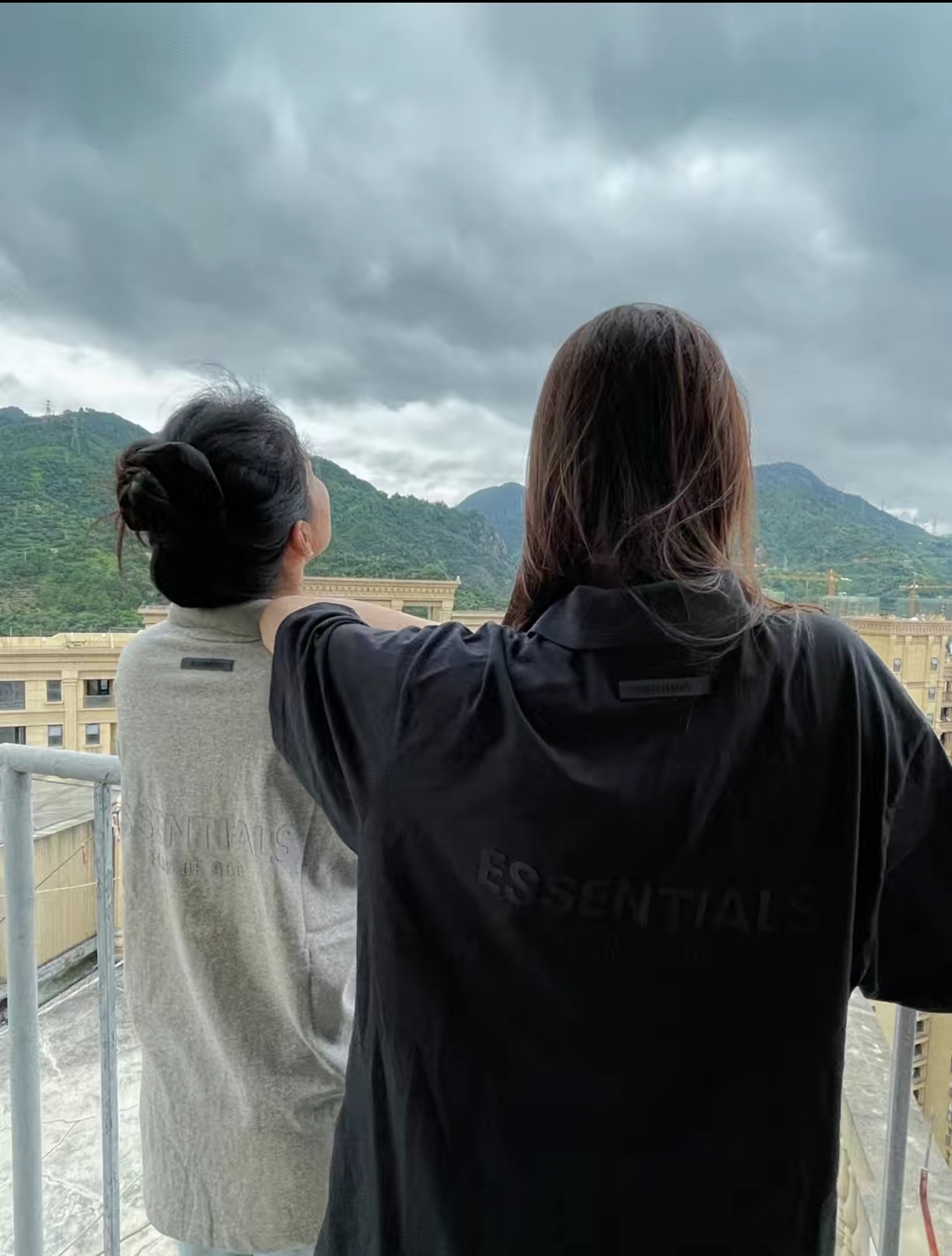 🎀爆款模特图🎀99💰【青黑色】顶级版本FEAR OF GOD FOG ESSENTIALS后背硅胶字母POLO衫纯棉宽松透气OS版型
后背硅胶采用顶级铭牌,字母采取凸起工艺,保证原版一致。
后背硅胶均采用环保硅胶材质,均采用解析化验,无异味。压胶工艺保证了印花的牢固程度,保证机洗暴晒毫无压力,绝对不会脱胶。可以完全放心。领口做了暗胶处理,可以有效保证领口立起。
行走在更多的场合,无论是运动还是商务,休闲还是正式,都可以完美的融合在当下的穿搭。纯棉的面料吸汗又柔软,非常适合春夏秋三个季节的穿着百搭又好看的一件潮人单品,入手不亏!
颜色;青黑色
尺码;S-XL