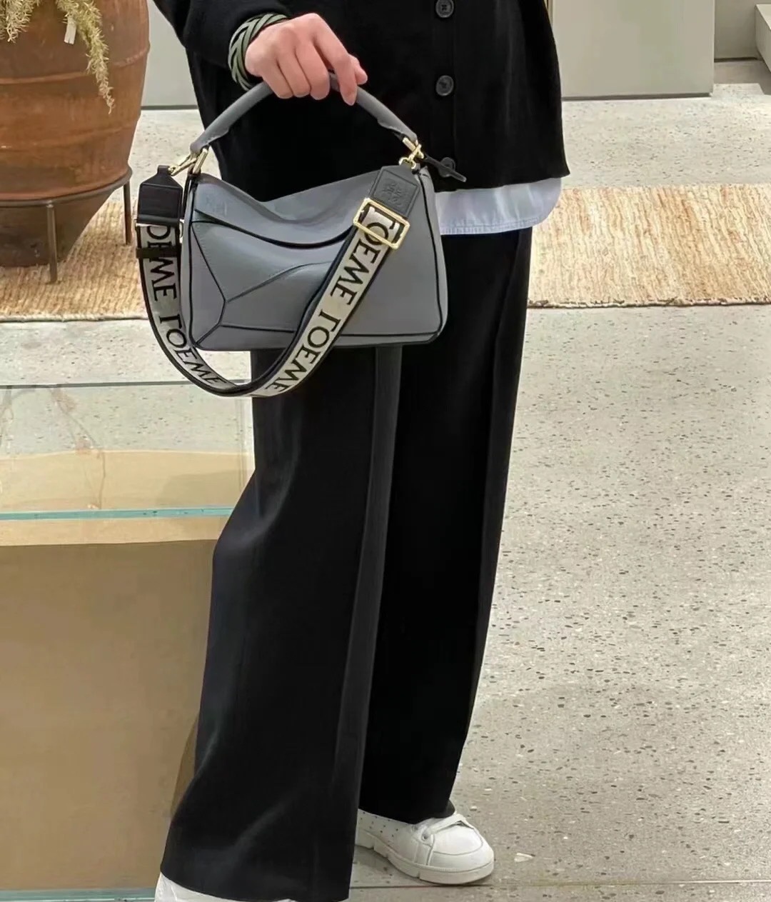 NO:192220,Luojia uzzle has released a new color [fireworks] upper body picture, geometric bag 24cm small trumpet, loewe19860909罗家uzzle又出新颜色[烟花]上身图,几何包24cm小号,loewe,Bag