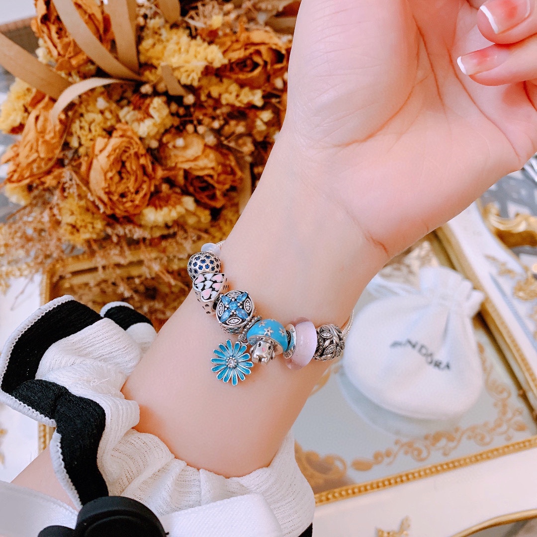 批165 七夕情人节礼物 不爆不上🔥潘多拉手链手镯Pandora 抖音网红 带货必选🐟 直播带货 高品质镶嵌工艺  佩戴码数手腕尺寸➕2cm ~3cm爆款官网同款 🎁2022新款🔥搭配潘多拉🌷🍃独家实拍。工厂直销一手货源！ 🔥特殊渠道925银 ✈足克足量，进口水钻全手工镶嵌💎限量出售 欢迎下单👏👏。尺寸16~21cm  每一颗配件都有其含义，证明出潘多拉手链是具有丰富的首饰内涵和艺术故事❕❕ 钻位清晰镶工是极好的丹麦高端材质和顶级银为原料。❗尺寸：16 17 18 19 20 21公分