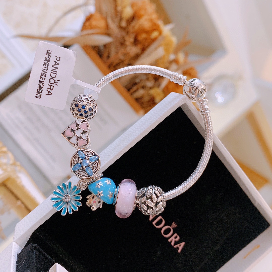 批165 七夕情人节礼物 不爆不上🔥潘多拉手链手镯Pandora 抖音网红 带货必选🐟 直播带货 高品质镶嵌工艺  佩戴码数手腕尺寸➕2cm ~3cm爆款官网同款 🎁2022新款🔥搭配潘多拉🌷🍃独家实拍。工厂直销一手货源！ 🔥特殊渠道925银 ✈足克足量，进口水钻全手工镶嵌💎限量出售 欢迎下单👏👏。尺寸16~21cm  每一颗配件都有其含义，证明出潘多拉手链是具有丰富的首饰内涵和艺术故事❕❕ 钻位清晰镶工是极好的丹麦高端材质和顶级银为原料。❗尺寸：16 17 18 19 20 21公分