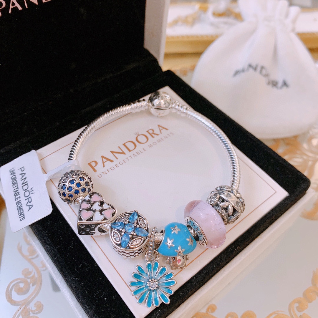 批165 七夕情人节礼物 不爆不上🔥潘多拉手链手镯Pandora 抖音网红 带货必选🐟 直播带货 高品质镶嵌工艺  佩戴码数手腕尺寸➕2cm ~3cm爆款官网同款 🎁2022新款🔥搭配潘多拉🌷🍃独家实拍。工厂直销一手货源！ 🔥特殊渠道925银 ✈足克足量，进口水钻全手工镶嵌💎限量出售 欢迎下单👏👏。尺寸16~21cm  每一颗配件都有其含义，证明出潘多拉手链是具有丰富的首饰内涵和艺术故事❕❕ 钻位清晰镶工是极好的丹麦高端材质和顶级银为原料。❗尺寸：16 17 18 19 20 21公分