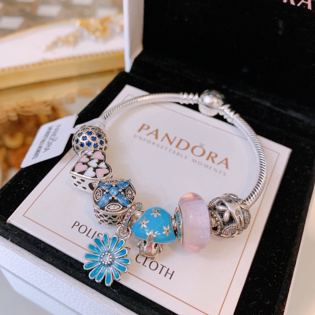 批165 七夕情人节礼物 不爆不上🔥潘多拉手链手镯Pandora 抖音网红 带货必选🐟 直播带货 高品质镶嵌工艺  佩戴码数手腕尺寸➕2cm ~3cm爆款官网同款 🎁2022新款🔥搭配潘多拉🌷🍃独家实拍。工厂直销一手货源！ 🔥特殊渠道925银 ✈足克足量，进口水钻全手工镶嵌💎限量出售 欢迎下单👏👏。尺寸16~21cm  每一颗配件都有其含义，证明出潘多拉手链是具有丰富的首饰内涵和艺术故事❕❕ 钻位清晰镶工是极好的丹麦高端材质和顶级银为原料。❗尺寸：16 17 18 19 20 21公分