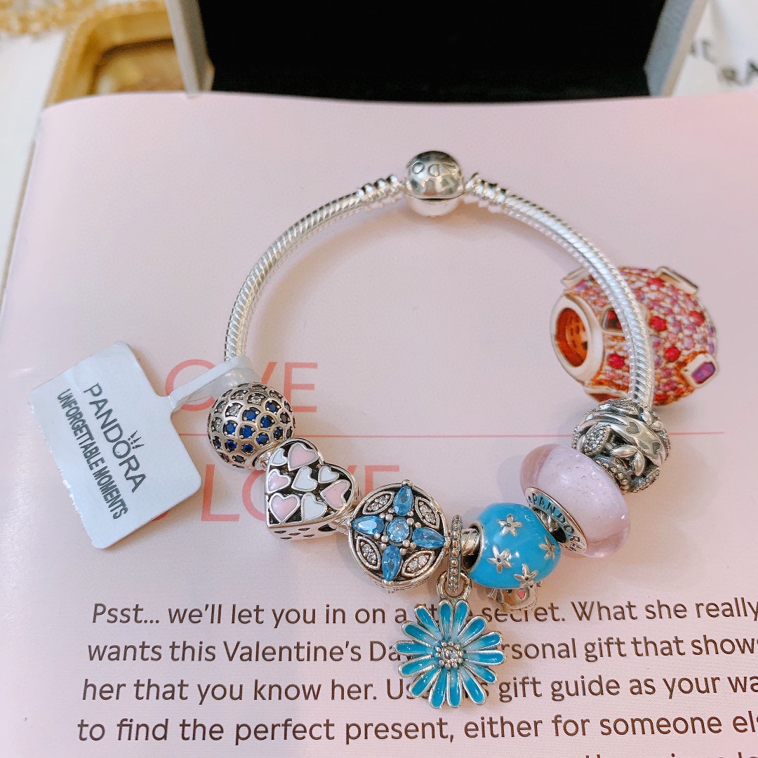 批165 七夕情人节礼物 不爆不上🔥潘多拉手链手镯Pandora 抖音网红 带货必选🐟 直播带货 高品质镶嵌工艺  佩戴码数手腕尺寸➕2cm ~3cm爆款官网同款 🎁2022新款🔥搭配潘多拉🌷🍃独家实拍。工厂直销一手货源！ 🔥特殊渠道925银 ✈足克足量，进口水钻全手工镶嵌💎限量出售 欢迎下单👏👏。尺寸16~21cm  每一颗配件都有其含义，证明出潘多拉手链是具有丰富的首饰内涵和艺术故事❕❕ 钻位清晰镶工是极好的丹麦高端材质和顶级银为原料。❗尺寸：16 17 18 19 20 21公分