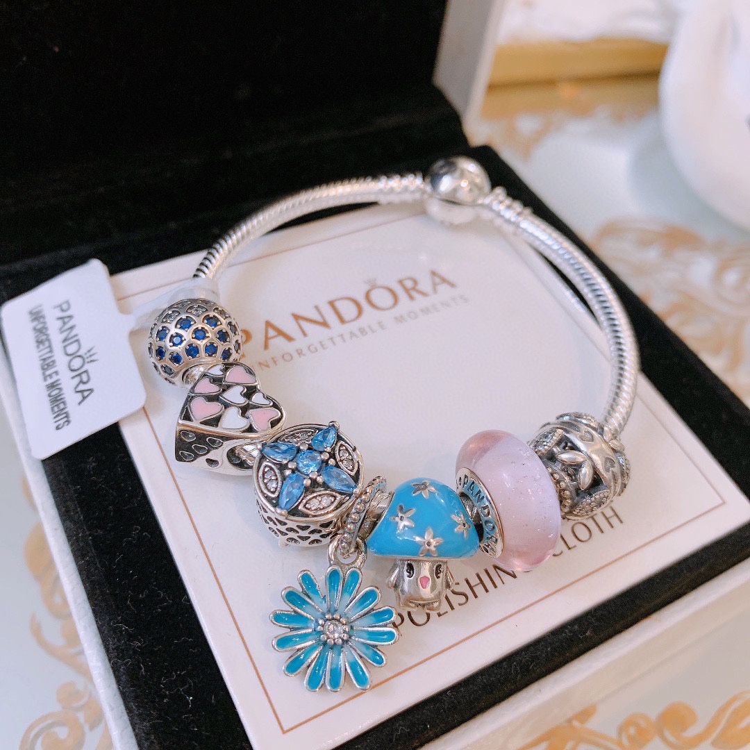 批165 七夕情人节礼物 不爆不上🔥潘多拉手链手镯Pandora 抖音网红 带货必选🐟 直播带货 高品质镶嵌工艺  佩戴码数手腕尺寸➕2cm ~3cm爆款官网同款 🎁2022新款🔥搭配潘多拉🌷🍃独家实拍。工厂直销一手货源！ 🔥特殊渠道925银 ✈足克足量，进口水钻全手工镶嵌💎限量出售 欢迎下单👏👏。尺寸16~21cm  每一颗配件都有其含义，证明出潘多拉手链是具有丰富的首饰内涵和艺术故事❕❕ 钻位清晰镶工是极好的丹麦高端材质和顶级银为原料。❗尺寸：16 17 18 19 20 21公分