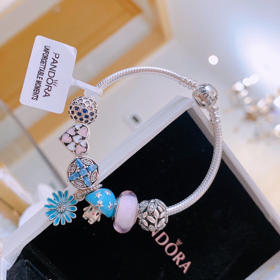 批165 七夕情人节礼物 不爆不上🔥潘多拉手链手镯Pandora 抖音网红 带货必选🐟 直播带货 高品质镶嵌工艺  佩戴码数手腕尺寸➕2cm ~3cm爆款官网同款 🎁2022新款🔥搭配潘多拉🌷🍃独家实拍。工厂直销一手货源！ 🔥特殊渠道925银 ✈足克足量，进口水钻全手工镶嵌💎限量出售 欢迎下单👏👏。尺寸16~21cm  每一颗配件都有其含义，证明出潘多拉手链是具有丰富的首饰内涵和艺术故事❕❕ 钻位清晰镶工是极好的丹麦高端材质和顶级银为原料。❗尺寸：16 17 18 19 20 21公分