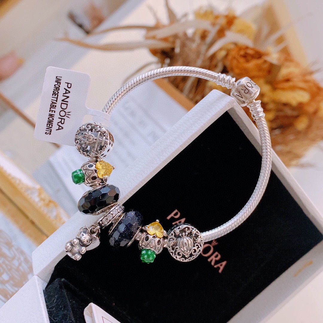 批165 七夕情人节礼物 不爆不上🔥潘多拉手链手镯Pandora 抖音网红 带货必选🐟 直播带货 高品质镶嵌工艺  佩戴码数手腕尺寸➕2cm ~3cm爆款官网同款 🎁2022新款🔥搭配潘多拉🌷🍃独家实拍。工厂直销一手货源！ 🔥特殊渠道925银 ✈足克足量，进口水钻全手工镶嵌💎限量出售 欢迎下单👏👏。尺寸16~21cm  每一颗配件都有其含义，证明出潘多拉手链是具有丰富的首饰内涵和艺术故事❕❕ 钻位清晰镶工是极好的丹麦高端材质和顶级银为原料。❗尺寸：16 17 18 19 20 21公分