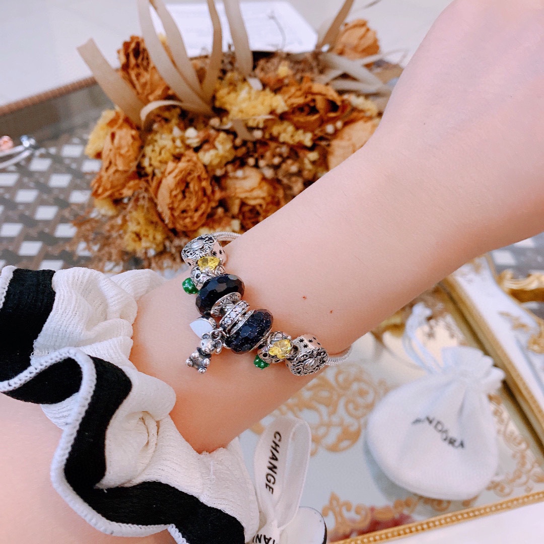 批165 七夕情人节礼物 不爆不上🔥潘多拉手链手镯Pandora 抖音网红 带货必选🐟 直播带货 高品质镶嵌工艺  佩戴码数手腕尺寸➕2cm ~3cm爆款官网同款 🎁2022新款🔥搭配潘多拉🌷🍃独家实拍。工厂直销一手货源！ 🔥特殊渠道925银 ✈足克足量，进口水钻全手工镶嵌💎限量出售 欢迎下单👏👏。尺寸16~21cm  每一颗配件都有其含义，证明出潘多拉手链是具有丰富的首饰内涵和艺术故事❕❕ 钻位清晰镶工是极好的丹麦高端材质和顶级银为原料。❗尺寸：16 17 18 19 20 21公分