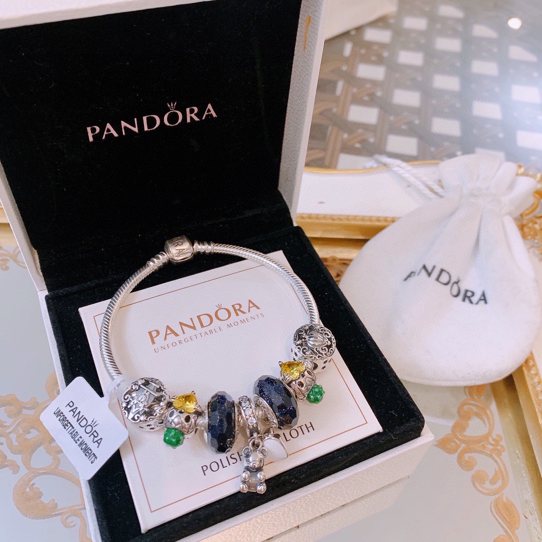 批165 七夕情人节礼物 不爆不上🔥潘多拉手链手镯Pandora 抖音网红 带货必选🐟 直播带货 高品质镶嵌工艺  佩戴码数手腕尺寸➕2cm ~3cm爆款官网同款 🎁2022新款🔥搭配潘多拉🌷🍃独家实拍。工厂直销一手货源！ 🔥特殊渠道925银 ✈足克足量，进口水钻全手工镶嵌💎限量出售 欢迎下单👏👏。尺寸16~21cm  每一颗配件都有其含义，证明出潘多拉手链是具有丰富的首饰内涵和艺术故事❕❕ 钻位清晰镶工是极好的丹麦高端材质和顶级银为原料。❗尺寸：16 17 18 19 20 21公分