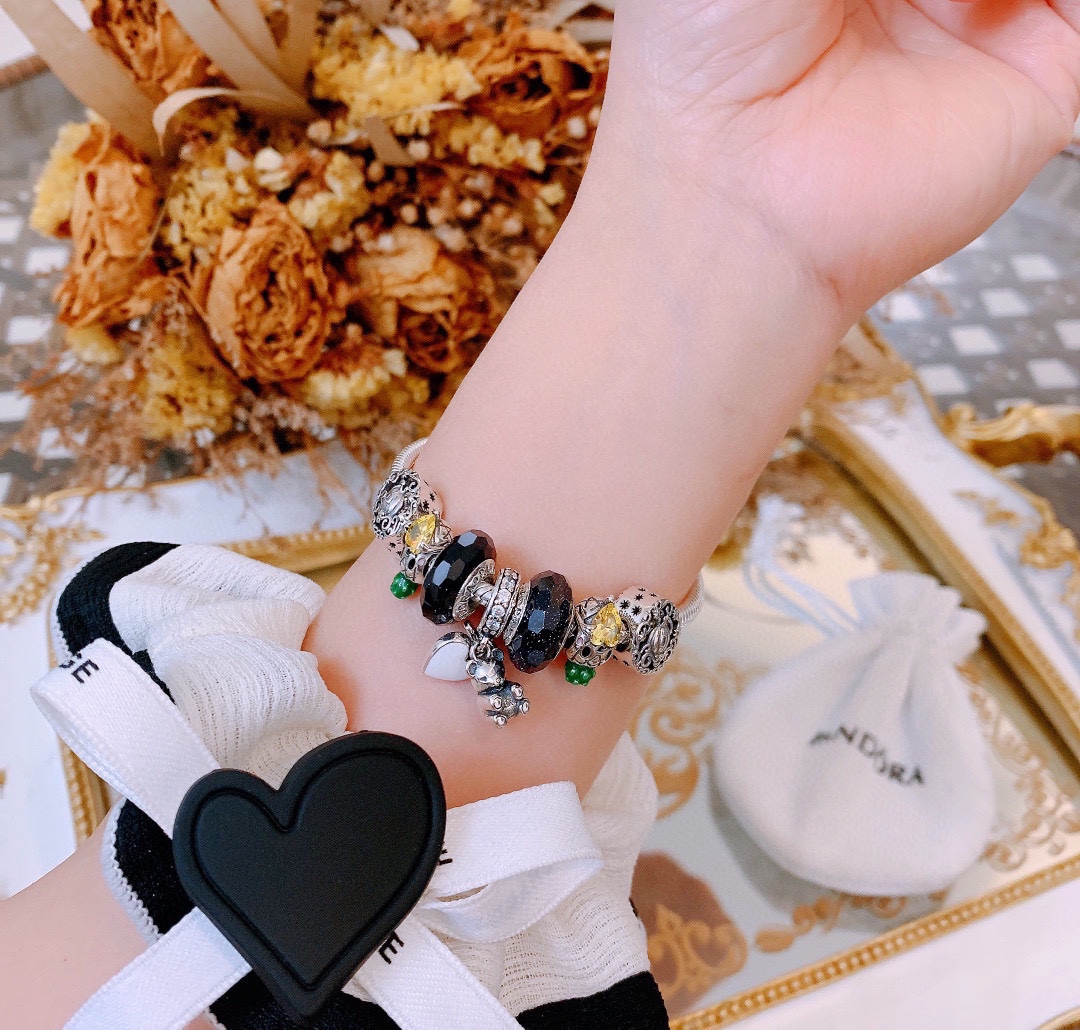 批165 七夕情人节礼物 不爆不上🔥潘多拉手链手镯Pandora 抖音网红 带货必选🐟 直播带货 高品质镶嵌工艺  佩戴码数手腕尺寸➕2cm ~3cm爆款官网同款 🎁2022新款🔥搭配潘多拉🌷🍃独家实拍。工厂直销一手货源！ 🔥特殊渠道925银 ✈足克足量，进口水钻全手工镶嵌💎限量出售 欢迎下单👏👏。尺寸16~21cm  每一颗配件都有其含义，证明出潘多拉手链是具有丰富的首饰内涵和艺术故事❕❕ 钻位清晰镶工是极好的丹麦高端材质和顶级银为原料。❗尺寸：16 17 18 19 20 21公分