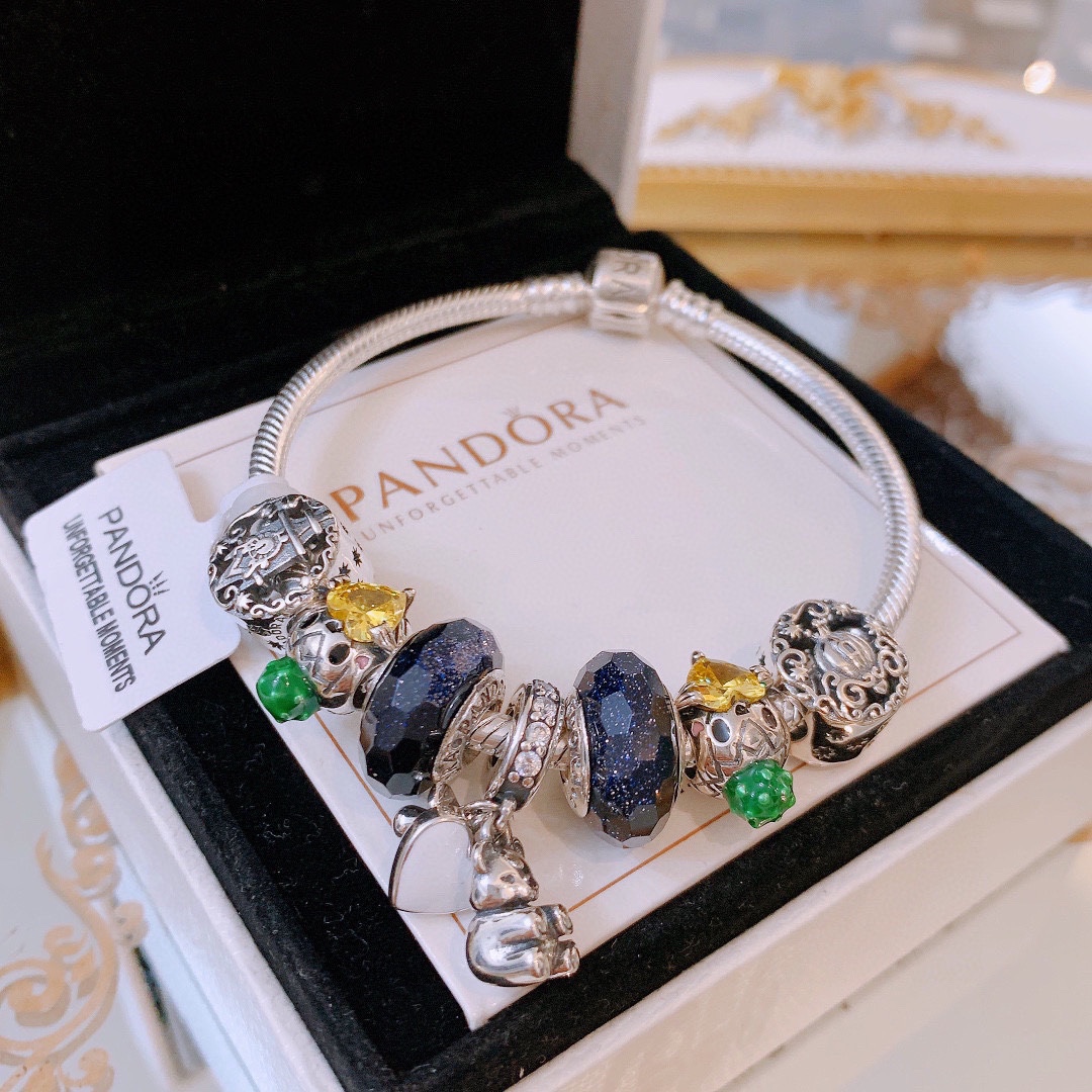 批165 七夕情人节礼物 不爆不上🔥潘多拉手链手镯Pandora 抖音网红 带货必选🐟 直播带货 高品质镶嵌工艺  佩戴码数手腕尺寸➕2cm ~3cm爆款官网同款 🎁2022新款🔥搭配潘多拉🌷🍃独家实拍。工厂直销一手货源！ 🔥特殊渠道925银 ✈足克足量，进口水钻全手工镶嵌💎限量出售 欢迎下单👏👏。尺寸16~21cm  每一颗配件都有其含义，证明出潘多拉手链是具有丰富的首饰内涵和艺术故事❕❕ 钻位清晰镶工是极好的丹麦高端材质和顶级银为原料。❗尺寸：16 17 18 19 20 21公分