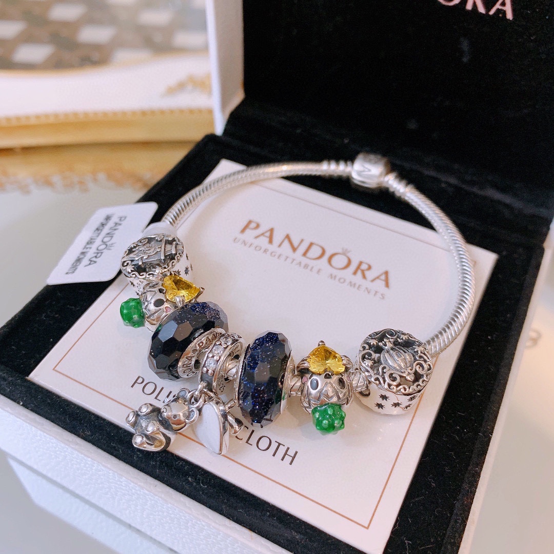 批165 七夕情人节礼物 不爆不上🔥潘多拉手链手镯Pandora 抖音网红 带货必选🐟 直播带货 高品质镶嵌工艺  佩戴码数手腕尺寸➕2cm ~3cm爆款官网同款 🎁2022新款🔥搭配潘多拉🌷🍃独家实拍。工厂直销一手货源！ 🔥特殊渠道925银 ✈足克足量，进口水钻全手工镶嵌💎限量出售 欢迎下单👏👏。尺寸16~21cm  每一颗配件都有其含义，证明出潘多拉手链是具有丰富的首饰内涵和艺术故事❕❕ 钻位清晰镶工是极好的丹麦高端材质和顶级银为原料。❗尺寸：16 17 18 19 20 21公分