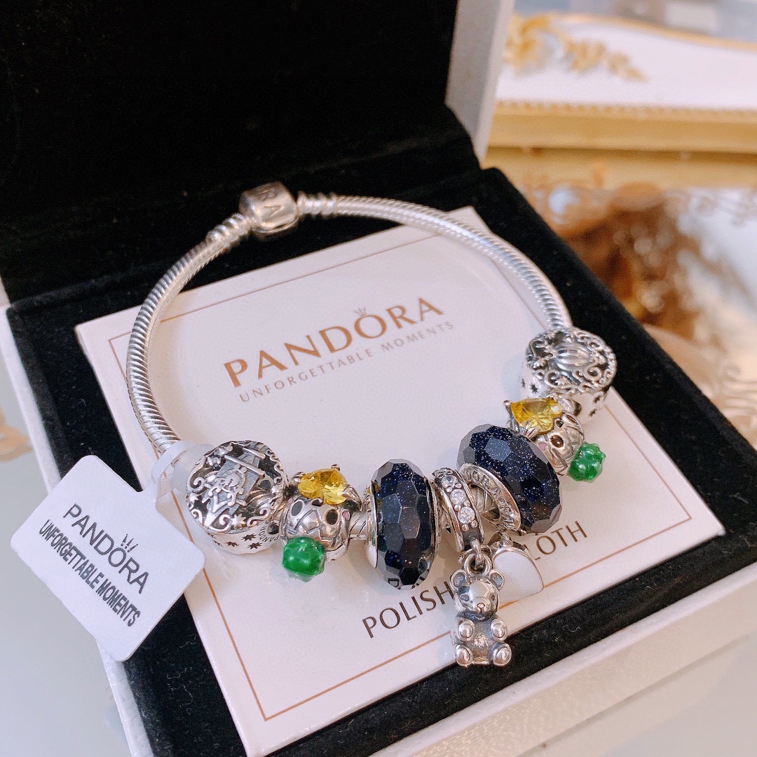 批165 七夕情人节礼物 不爆不上🔥潘多拉手链手镯Pandora 抖音网红 带货必选🐟 直播带货 高品质镶嵌工艺  佩戴码数手腕尺寸➕2cm ~3cm爆款官网同款 🎁2022新款🔥搭配潘多拉🌷🍃独家实拍。工厂直销一手货源！ 🔥特殊渠道925银 ✈足克足量，进口水钻全手工镶嵌💎限量出售 欢迎下单👏👏。尺寸16~21cm  每一颗配件都有其含义，证明出潘多拉手链是具有丰富的首饰内涵和艺术故事❕❕ 钻位清晰镶工是极好的丹麦高端材质和顶级银为原料。❗尺寸：16 17 18 19 20 21公分