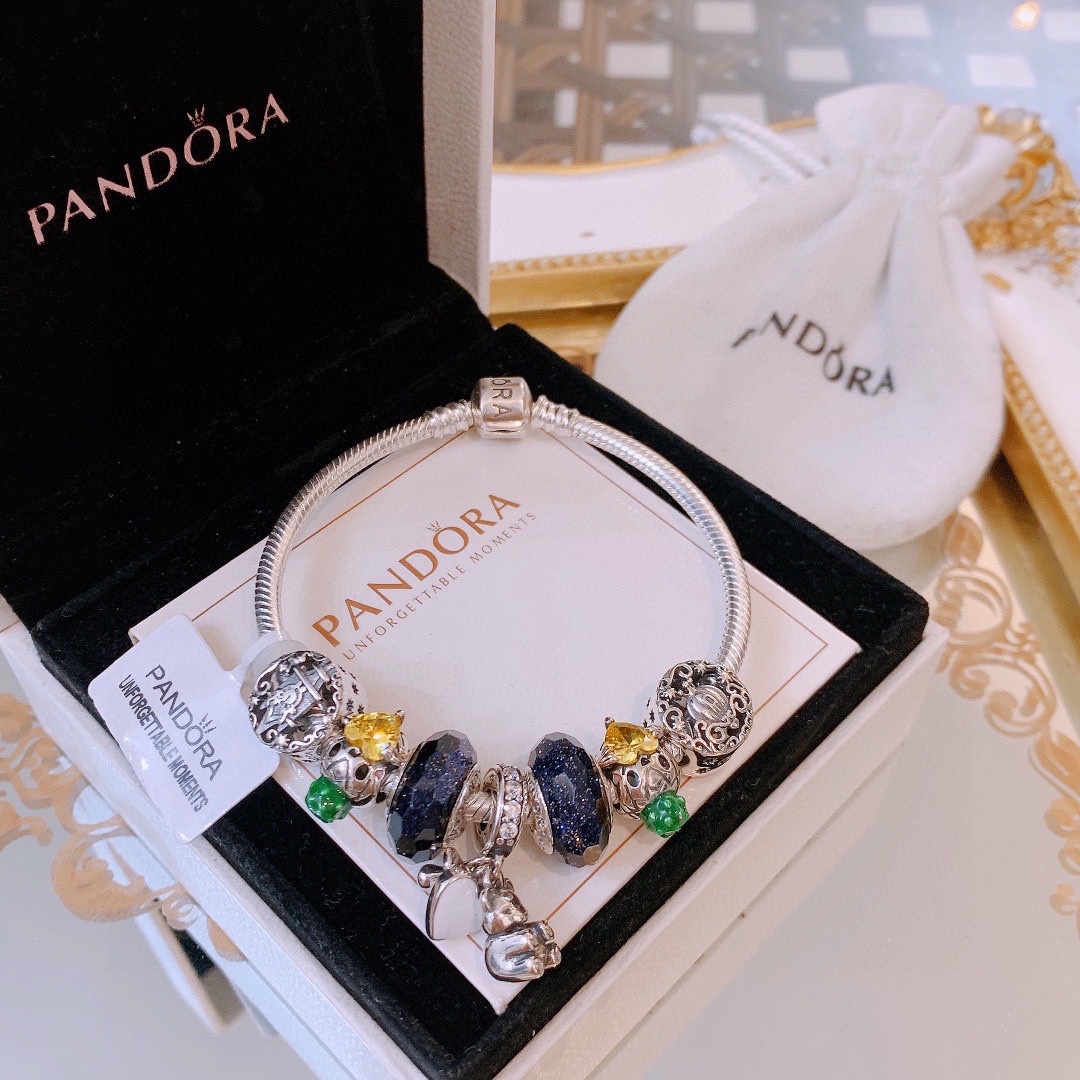 批165 七夕情人节礼物 不爆不上🔥潘多拉手链手镯Pandora 抖音网红 带货必选🐟 直播带货 高品质镶嵌工艺  佩戴码数手腕尺寸➕2cm ~3cm爆款官网同款 🎁2022新款🔥搭配潘多拉🌷🍃独家实拍。工厂直销一手货源！ 🔥特殊渠道925银 ✈足克足量，进口水钻全手工镶嵌💎限量出售 欢迎下单👏👏。尺寸16~21cm  每一颗配件都有其含义，证明出潘多拉手链是具有丰富的首饰内涵和艺术故事❕❕ 钻位清晰镶工是极好的丹麦高端材质和顶级银为原料。❗尺寸：16 17 18 19 20 21公分