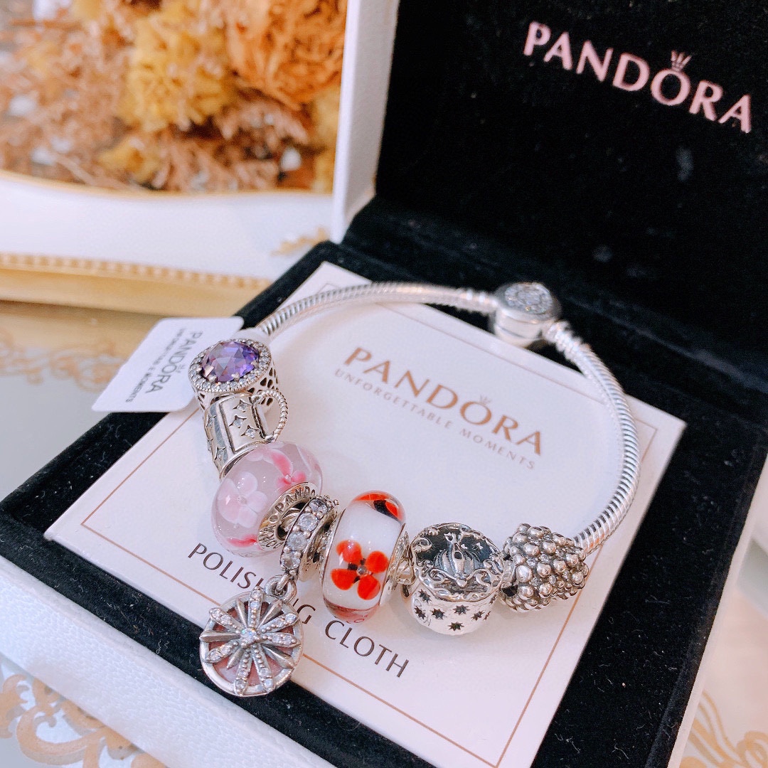 批165 七夕情人节礼物 不爆不上🔥潘多拉手链手镯Pandora 抖音网红 带货必选🐟 直播带货 高品质镶嵌工艺  佩戴码数手腕尺寸➕2cm ~3cm爆款官网同款 🎁2022新款🔥搭配潘多拉🌷🍃独家实拍。工厂直销一手货源！ 🔥特殊渠道925银 ✈足克足量，进口水钻全手工镶嵌💎限量出售 欢迎下单👏👏。尺寸16~21cm  每一颗配件都有其含义，证明出潘多拉手链是具有丰富的首饰内涵和艺术故事❕❕ 钻位清晰镶工是极好的丹麦高端材质和顶级银为原料。❗尺寸：16 17 18 19 20 21公分