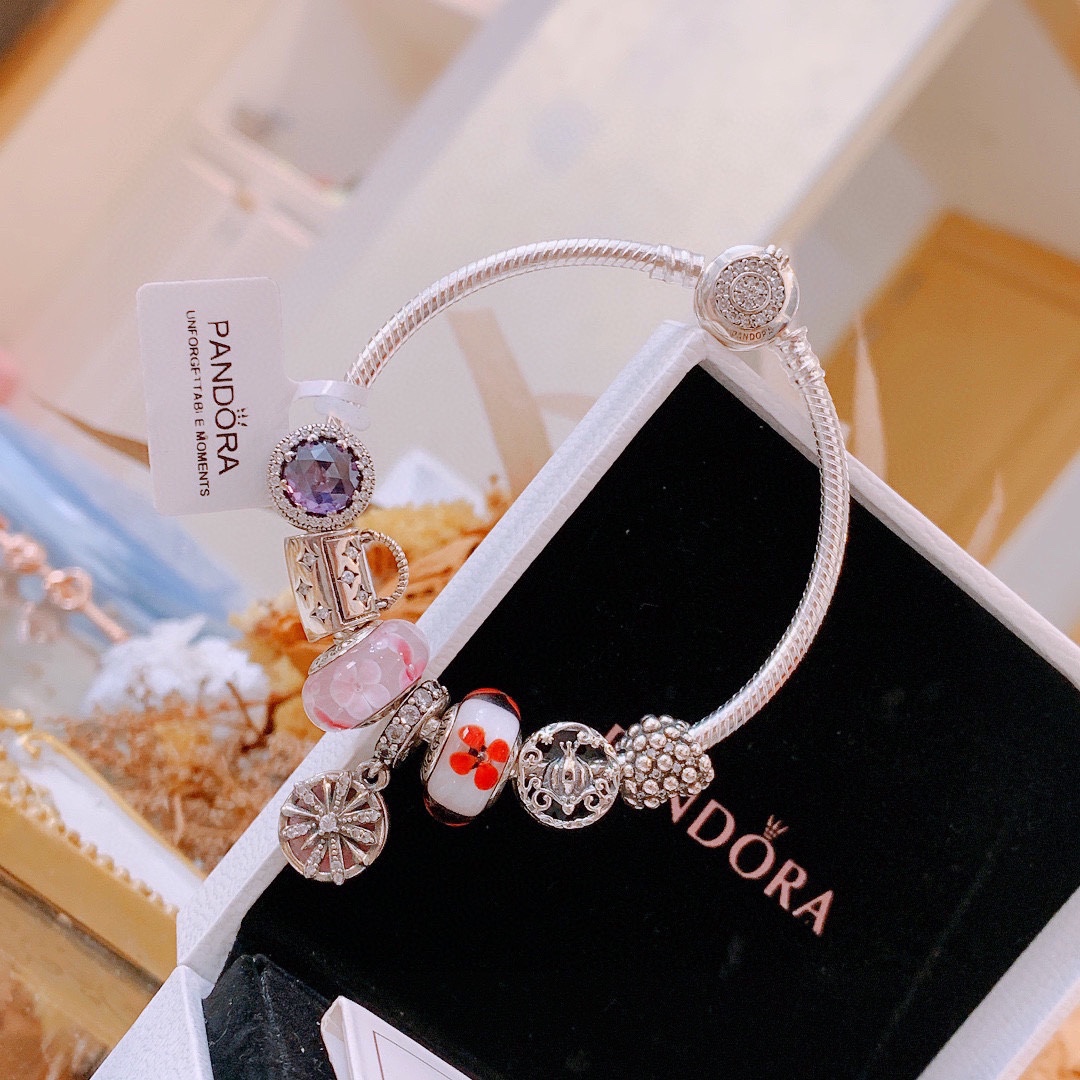 批165 七夕情人节礼物 不爆不上🔥潘多拉手链手镯Pandora 抖音网红 带货必选🐟 直播带货 高品质镶嵌工艺  佩戴码数手腕尺寸➕2cm ~3cm爆款官网同款 🎁2022新款🔥搭配潘多拉🌷🍃独家实拍。工厂直销一手货源！ 🔥特殊渠道925银 ✈足克足量，进口水钻全手工镶嵌💎限量出售 欢迎下单👏👏。尺寸16~21cm  每一颗配件都有其含义，证明出潘多拉手链是具有丰富的首饰内涵和艺术故事❕❕ 钻位清晰镶工是极好的丹麦高端材质和顶级银为原料。❗尺寸：16 17 18 19 20 21公分