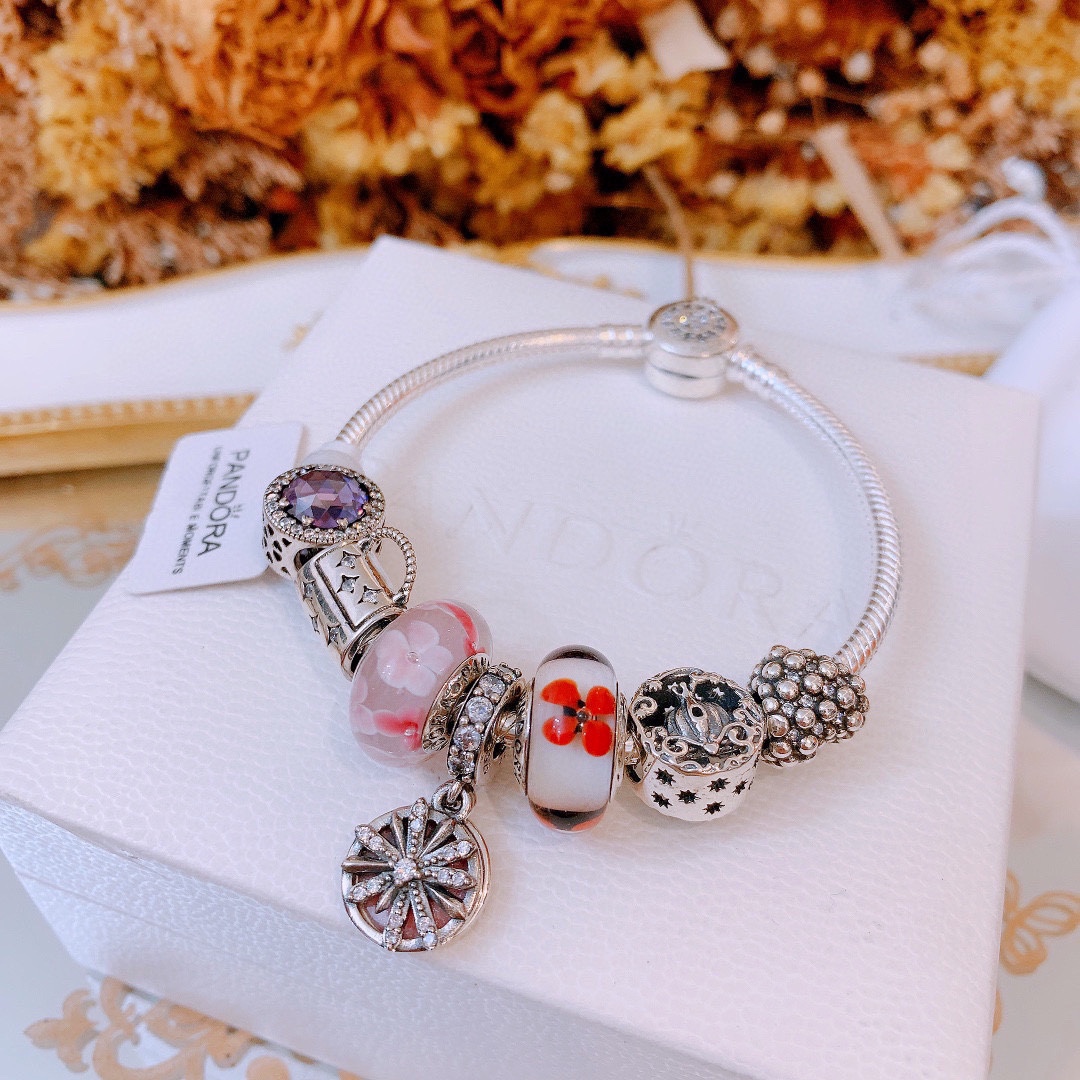 批165 七夕情人节礼物 不爆不上🔥潘多拉手链手镯Pandora 抖音网红 带货必选🐟 直播带货 高品质镶嵌工艺  佩戴码数手腕尺寸➕2cm ~3cm爆款官网同款 🎁2022新款🔥搭配潘多拉🌷🍃独家实拍。工厂直销一手货源！ 🔥特殊渠道925银 ✈足克足量，进口水钻全手工镶嵌💎限量出售 欢迎下单👏👏。尺寸16~21cm  每一颗配件都有其含义，证明出潘多拉手链是具有丰富的首饰内涵和艺术故事❕❕ 钻位清晰镶工是极好的丹麦高端材质和顶级银为原料。❗尺寸：16 17 18 19 20 21公分