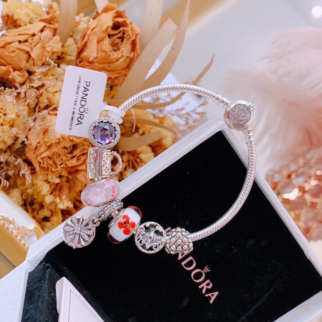 批165 七夕情人节礼物 不爆不上🔥潘多拉手链手镯Pandora 抖音网红 带货必选🐟 直播带货 高品质镶嵌工艺  佩戴码数手腕尺寸➕2cm ~3cm爆款官网同款 🎁2022新款🔥搭配潘多拉🌷🍃独家实拍。工厂直销一手货源！ 🔥特殊渠道925银 ✈足克足量，进口水钻全手工镶嵌💎限量出售 欢迎下单👏👏。尺寸16~21cm  每一颗配件都有其含义，证明出潘多拉手链是具有丰富的首饰内涵和艺术故事❕❕ 钻位清晰镶工是极好的丹麦高端材质和顶级银为原料。❗尺寸：16 17 18 19 20 21公分
