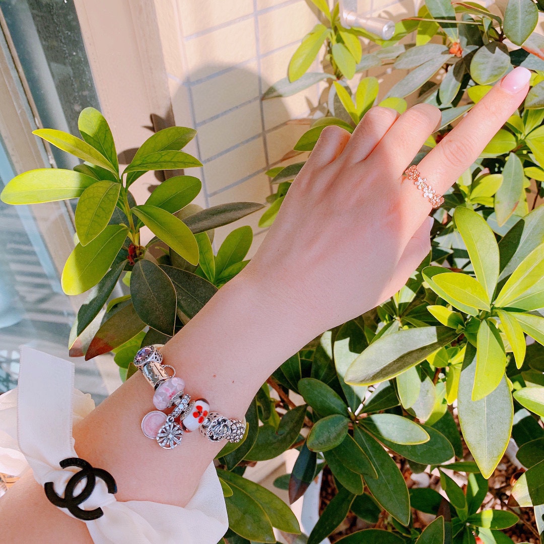 批165 七夕情人节礼物 不爆不上🔥潘多拉手链手镯Pandora 抖音网红 带货必选🐟 直播带货 高品质镶嵌工艺  佩戴码数手腕尺寸➕2cm ~3cm爆款官网同款 🎁2022新款🔥搭配潘多拉🌷🍃独家实拍。工厂直销一手货源！ 🔥特殊渠道925银 ✈足克足量，进口水钻全手工镶嵌💎限量出售 欢迎下单👏👏。尺寸16~21cm  每一颗配件都有其含义，证明出潘多拉手链是具有丰富的首饰内涵和艺术故事❕❕ 钻位清晰镶工是极好的丹麦高端材质和顶级银为原料。❗尺寸：16 17 18 19 20 21公分