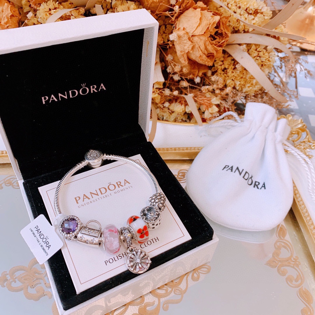 批165 七夕情人节礼物 不爆不上🔥潘多拉手链手镯Pandora 抖音网红 带货必选🐟 直播带货 高品质镶嵌工艺  佩戴码数手腕尺寸➕2cm ~3cm爆款官网同款 🎁2022新款🔥搭配潘多拉🌷🍃独家实拍。工厂直销一手货源！ 🔥特殊渠道925银 ✈足克足量，进口水钻全手工镶嵌💎限量出售 欢迎下单👏👏。尺寸16~21cm  每一颗配件都有其含义，证明出潘多拉手链是具有丰富的首饰内涵和艺术故事❕❕ 钻位清晰镶工是极好的丹麦高端材质和顶级银为原料。❗尺寸：16 17 18 19 20 21公分