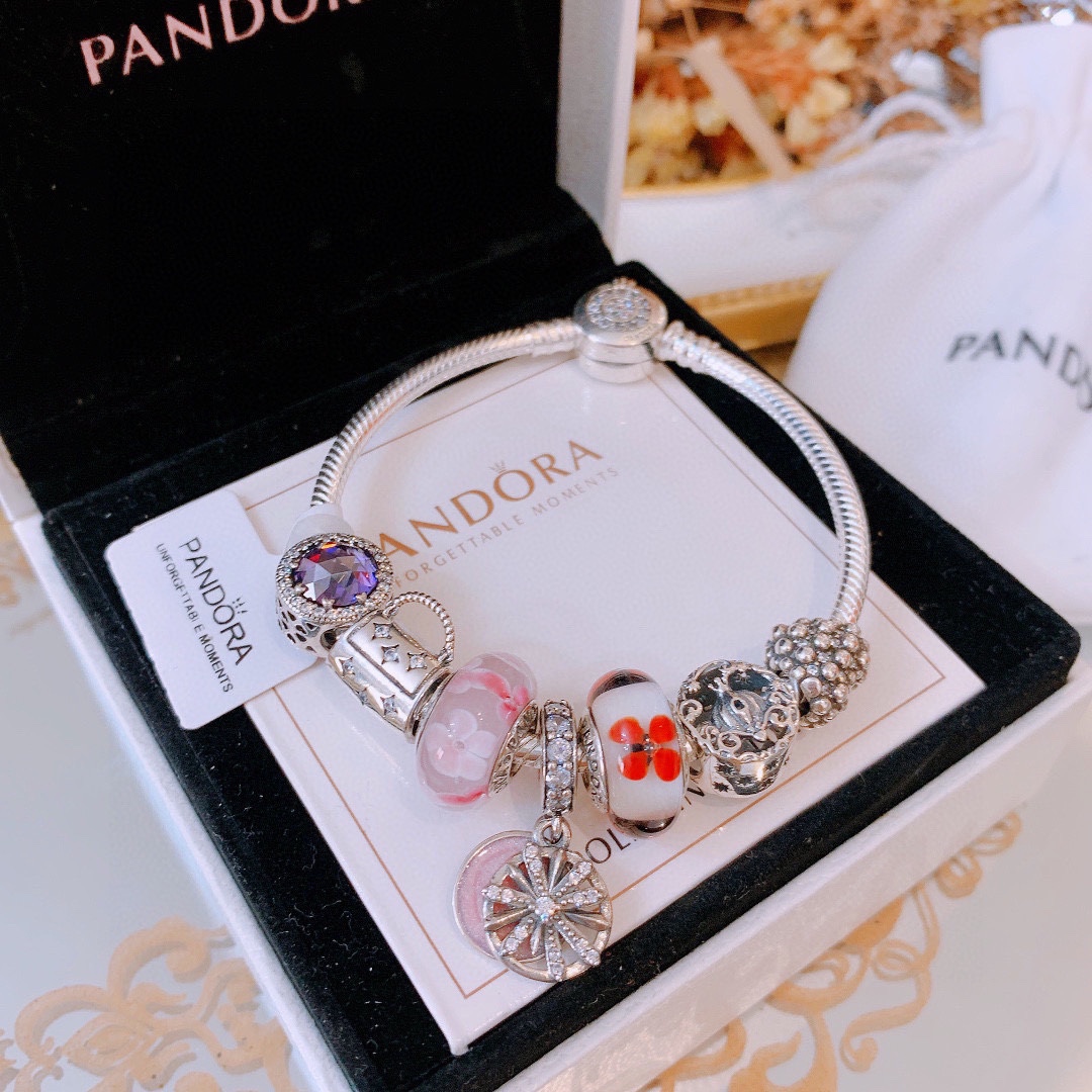 批165 七夕情人节礼物 不爆不上🔥潘多拉手链手镯Pandora 抖音网红 带货必选🐟 直播带货 高品质镶嵌工艺  佩戴码数手腕尺寸➕2cm ~3cm爆款官网同款 🎁2022新款🔥搭配潘多拉🌷🍃独家实拍。工厂直销一手货源！ 🔥特殊渠道925银 ✈足克足量，进口水钻全手工镶嵌💎限量出售 欢迎下单👏👏。尺寸16~21cm  每一颗配件都有其含义，证明出潘多拉手链是具有丰富的首饰内涵和艺术故事❕❕ 钻位清晰镶工是极好的丹麦高端材质和顶级银为原料。❗尺寸：16 17 18 19 20 21公分