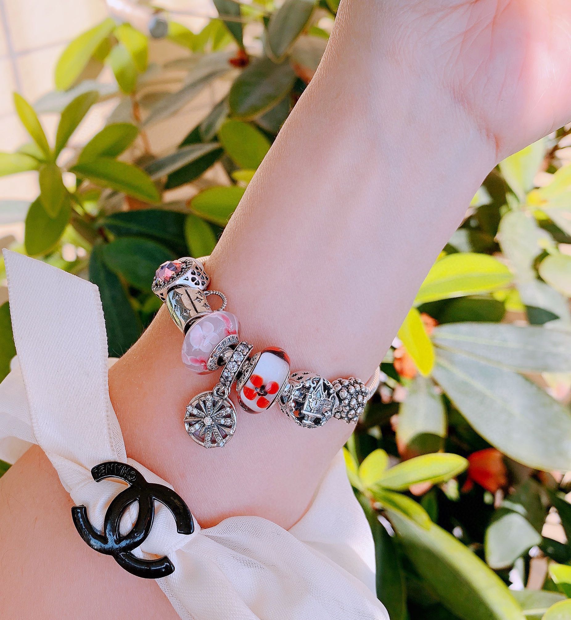 批165 七夕情人节礼物 不爆不上🔥潘多拉手链手镯Pandora 抖音网红 带货必选🐟 直播带货 高品质镶嵌工艺  佩戴码数手腕尺寸➕2cm ~3cm爆款官网同款 🎁2022新款🔥搭配潘多拉🌷🍃独家实拍。工厂直销一手货源！ 🔥特殊渠道925银 ✈足克足量，进口水钻全手工镶嵌💎限量出售 欢迎下单👏👏。尺寸16~21cm  每一颗配件都有其含义，证明出潘多拉手链是具有丰富的首饰内涵和艺术故事❕❕ 钻位清晰镶工是极好的丹麦高端材质和顶级银为原料。❗尺寸：16 17 18 19 20 21公分