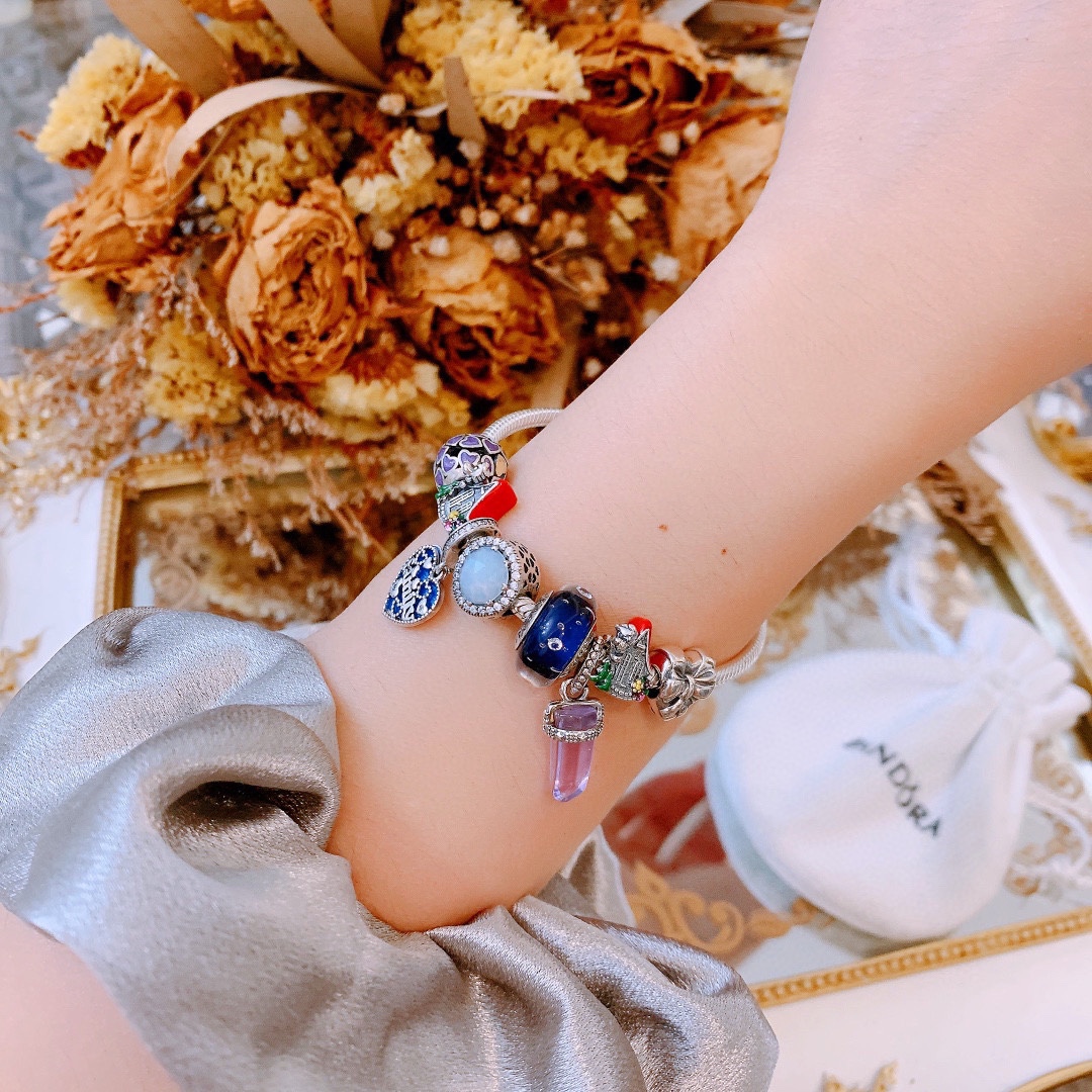 批165 七夕情人节礼物 不爆不上🔥潘多拉手链手镯Pandora 抖音网红 带货必选🐟 直播带货 高品质镶嵌工艺  佩戴码数手腕尺寸➕2cm ~3cm爆款官网同款 🎁2022新款🔥搭配潘多拉🌷🍃独家实拍。工厂直销一手货源！ 🔥特殊渠道925银 ✈足克足量，进口水钻全手工镶嵌💎限量出售 欢迎下单👏👏。尺寸16~21cm  每一颗配件都有其含义，证明出潘多拉手链是具有丰富的首饰内涵和艺术故事❕❕ 钻位清晰镶工是极好的丹麦高端材质和顶级银为原料。❗尺寸：16 17 18 19 20 21公分