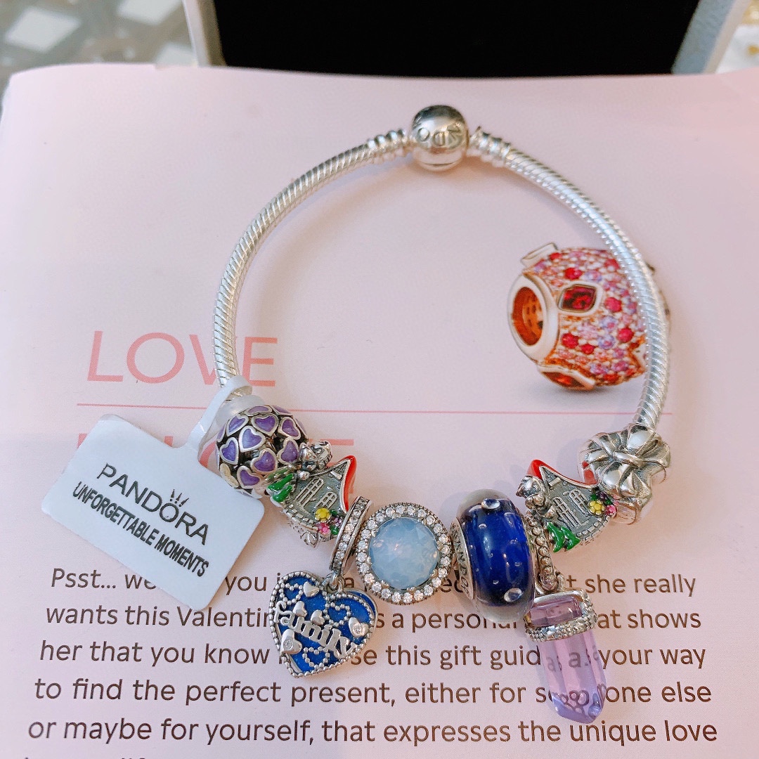 批165 七夕情人节礼物 不爆不上🔥潘多拉手链手镯Pandora 抖音网红 带货必选🐟 直播带货 高品质镶嵌工艺  佩戴码数手腕尺寸➕2cm ~3cm爆款官网同款 🎁2022新款🔥搭配潘多拉🌷🍃独家实拍。工厂直销一手货源！ 🔥特殊渠道925银 ✈足克足量，进口水钻全手工镶嵌💎限量出售 欢迎下单👏👏。尺寸16~21cm  每一颗配件都有其含义，证明出潘多拉手链是具有丰富的首饰内涵和艺术故事❕❕ 钻位清晰镶工是极好的丹麦高端材质和顶级银为原料。❗尺寸：16 17 18 19 20 21公分