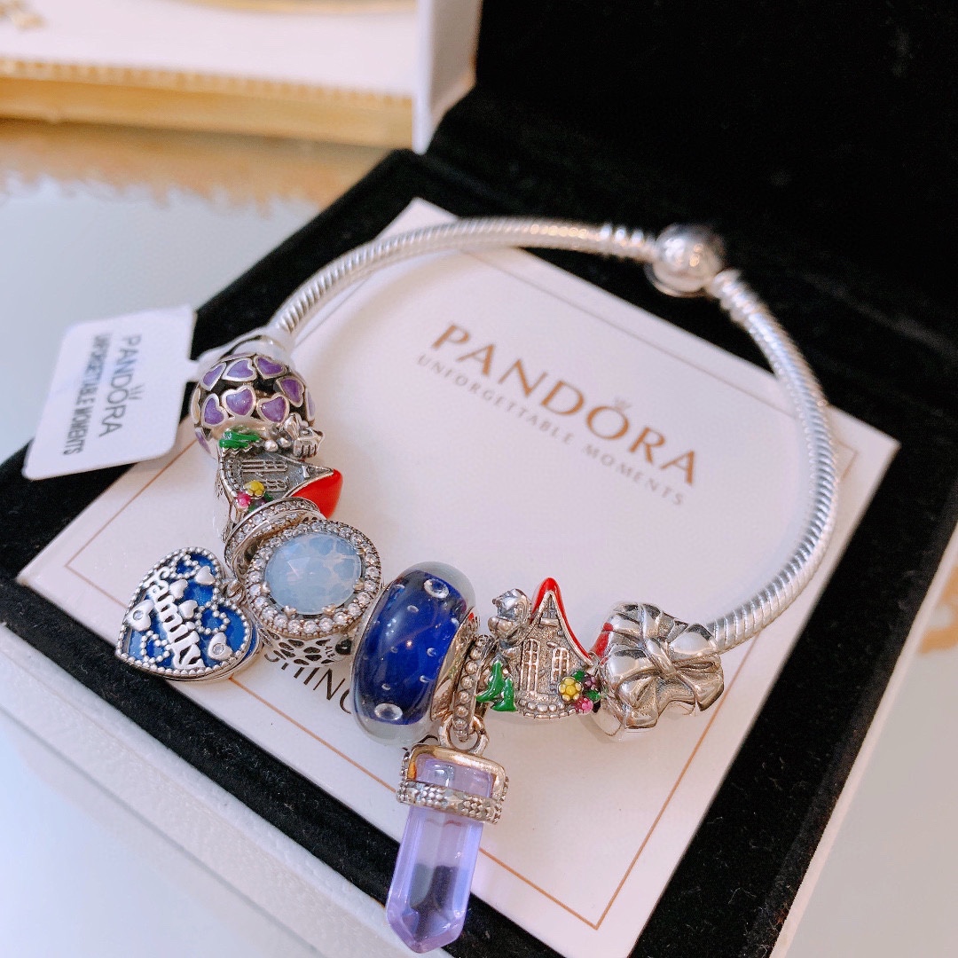 批165 七夕情人节礼物 不爆不上🔥潘多拉手链手镯Pandora 抖音网红 带货必选🐟 直播带货 高品质镶嵌工艺  佩戴码数手腕尺寸➕2cm ~3cm爆款官网同款 🎁2022新款🔥搭配潘多拉🌷🍃独家实拍。工厂直销一手货源！ 🔥特殊渠道925银 ✈足克足量，进口水钻全手工镶嵌💎限量出售 欢迎下单👏👏。尺寸16~21cm  每一颗配件都有其含义，证明出潘多拉手链是具有丰富的首饰内涵和艺术故事❕❕ 钻位清晰镶工是极好的丹麦高端材质和顶级银为原料。❗尺寸：16 17 18 19 20 21公分