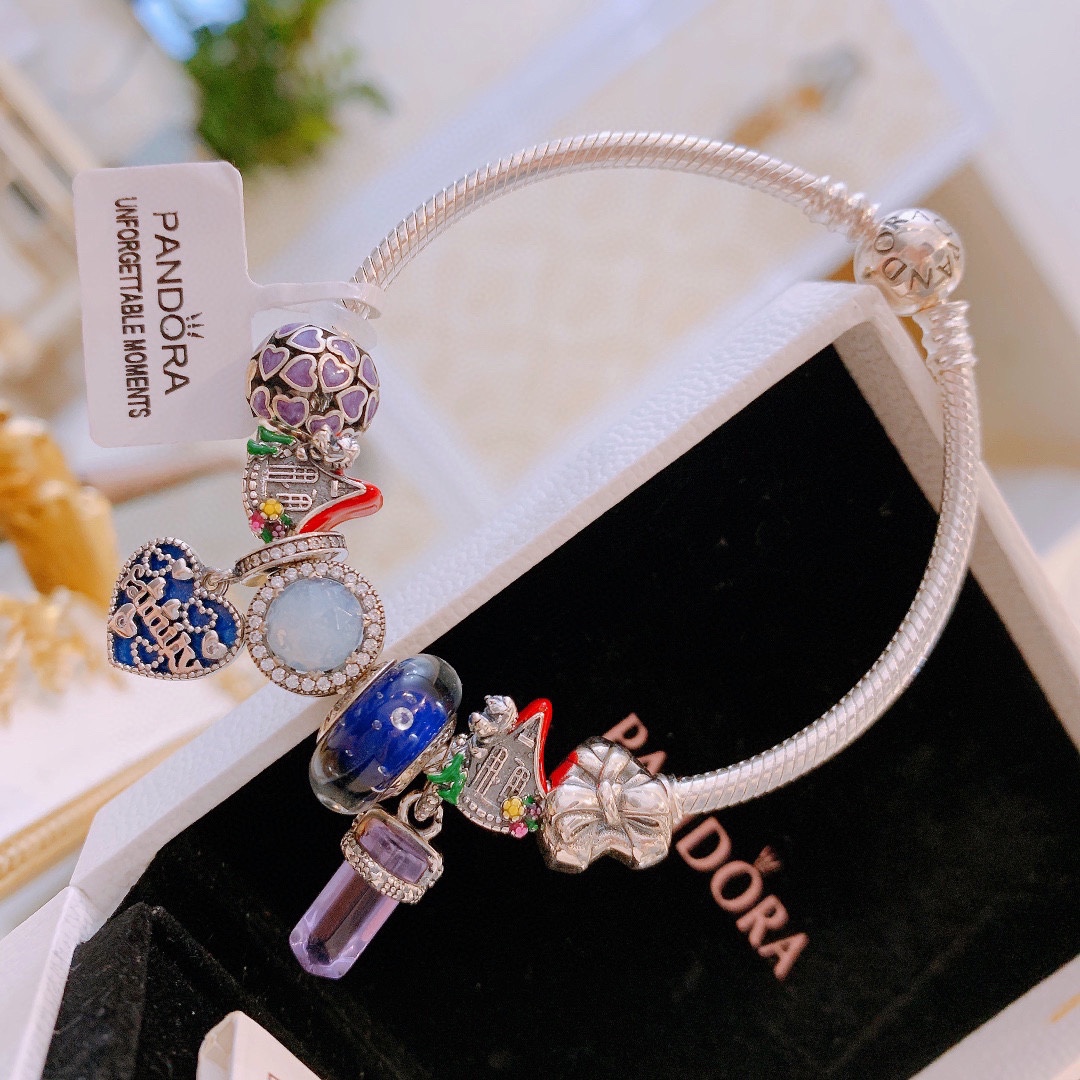 批165 七夕情人节礼物 不爆不上🔥潘多拉手链手镯Pandora 抖音网红 带货必选🐟 直播带货 高品质镶嵌工艺  佩戴码数手腕尺寸➕2cm ~3cm爆款官网同款 🎁2022新款🔥搭配潘多拉🌷🍃独家实拍。工厂直销一手货源！ 🔥特殊渠道925银 ✈足克足量，进口水钻全手工镶嵌💎限量出售 欢迎下单👏👏。尺寸16~21cm  每一颗配件都有其含义，证明出潘多拉手链是具有丰富的首饰内涵和艺术故事❕❕ 钻位清晰镶工是极好的丹麦高端材质和顶级银为原料。❗尺寸：16 17 18 19 20 21公分