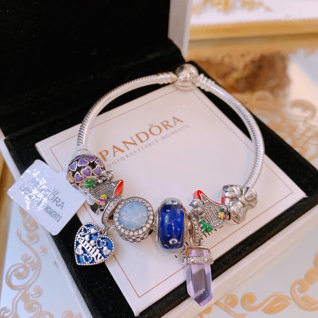 批165 七夕情人节礼物 不爆不上🔥潘多拉手链手镯Pandora 抖音网红 带货必选🐟 直播带货 高品质镶嵌工艺  佩戴码数手腕尺寸➕2cm ~3cm爆款官网同款 🎁2022新款🔥搭配潘多拉🌷🍃独家实拍。工厂直销一手货源！ 🔥特殊渠道925银 ✈足克足量，进口水钻全手工镶嵌💎限量出售 欢迎下单👏👏。尺寸16~21cm  每一颗配件都有其含义，证明出潘多拉手链是具有丰富的首饰内涵和艺术故事❕❕ 钻位清晰镶工是极好的丹麦高端材质和顶级银为原料。❗尺寸：16 17 18 19 20 21公分