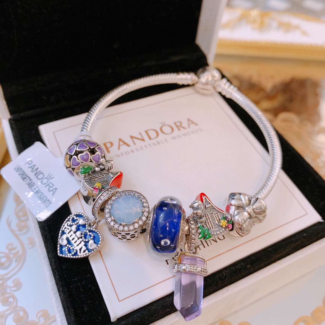 批165 七夕情人节礼物 不爆不上🔥潘多拉手链手镯Pandora 抖音网红 带货必选🐟 直播带货 高品质镶嵌工艺  佩戴码数手腕尺寸➕2cm ~3cm爆款官网同款 🎁2022新款🔥搭配潘多拉🌷🍃独家实拍。工厂直销一手货源！ 🔥特殊渠道925银 ✈足克足量，进口水钻全手工镶嵌💎限量出售 欢迎下单👏👏。尺寸16~21cm  每一颗配件都有其含义，证明出潘多拉手链是具有丰富的首饰内涵和艺术故事❕❕ 钻位清晰镶工是极好的丹麦高端材质和顶级银为原料。❗尺寸：16 17 18 19 20 21公分