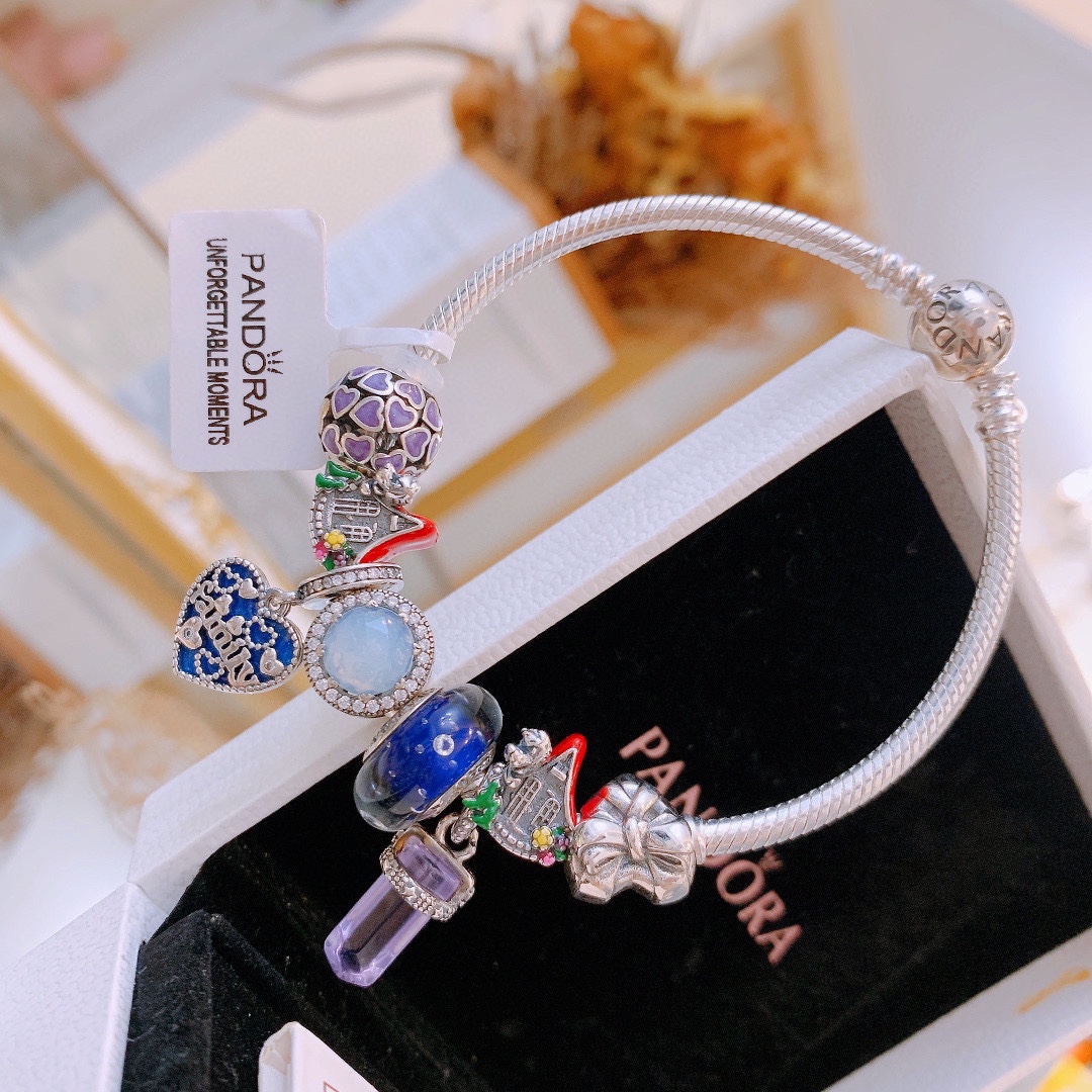 批165 七夕情人节礼物 不爆不上🔥潘多拉手链手镯Pandora 抖音网红 带货必选🐟 直播带货 高品质镶嵌工艺  佩戴码数手腕尺寸➕2cm ~3cm爆款官网同款 🎁2022新款🔥搭配潘多拉🌷🍃独家实拍。工厂直销一手货源！ 🔥特殊渠道925银 ✈足克足量，进口水钻全手工镶嵌💎限量出售 欢迎下单👏👏。尺寸16~21cm  每一颗配件都有其含义，证明出潘多拉手链是具有丰富的首饰内涵和艺术故事❕❕ 钻位清晰镶工是极好的丹麦高端材质和顶级银为原料。❗尺寸：16 17 18 19 20 21公分