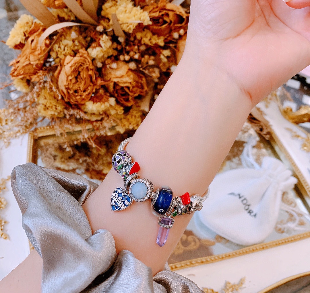 批165 七夕情人节礼物 不爆不上🔥潘多拉手链手镯Pandora 抖音网红 带货必选🐟 直播带货 高品质镶嵌工艺  佩戴码数手腕尺寸➕2cm ~3cm爆款官网同款 🎁2022新款🔥搭配潘多拉🌷🍃独家实拍。工厂直销一手货源！ 🔥特殊渠道925银 ✈足克足量，进口水钻全手工镶嵌💎限量出售 欢迎下单👏👏。尺寸16~21cm  每一颗配件都有其含义，证明出潘多拉手链是具有丰富的首饰内涵和艺术故事❕❕ 钻位清晰镶工是极好的丹麦高端材质和顶级银为原料。❗尺寸：16 17 18 19 20 21公分