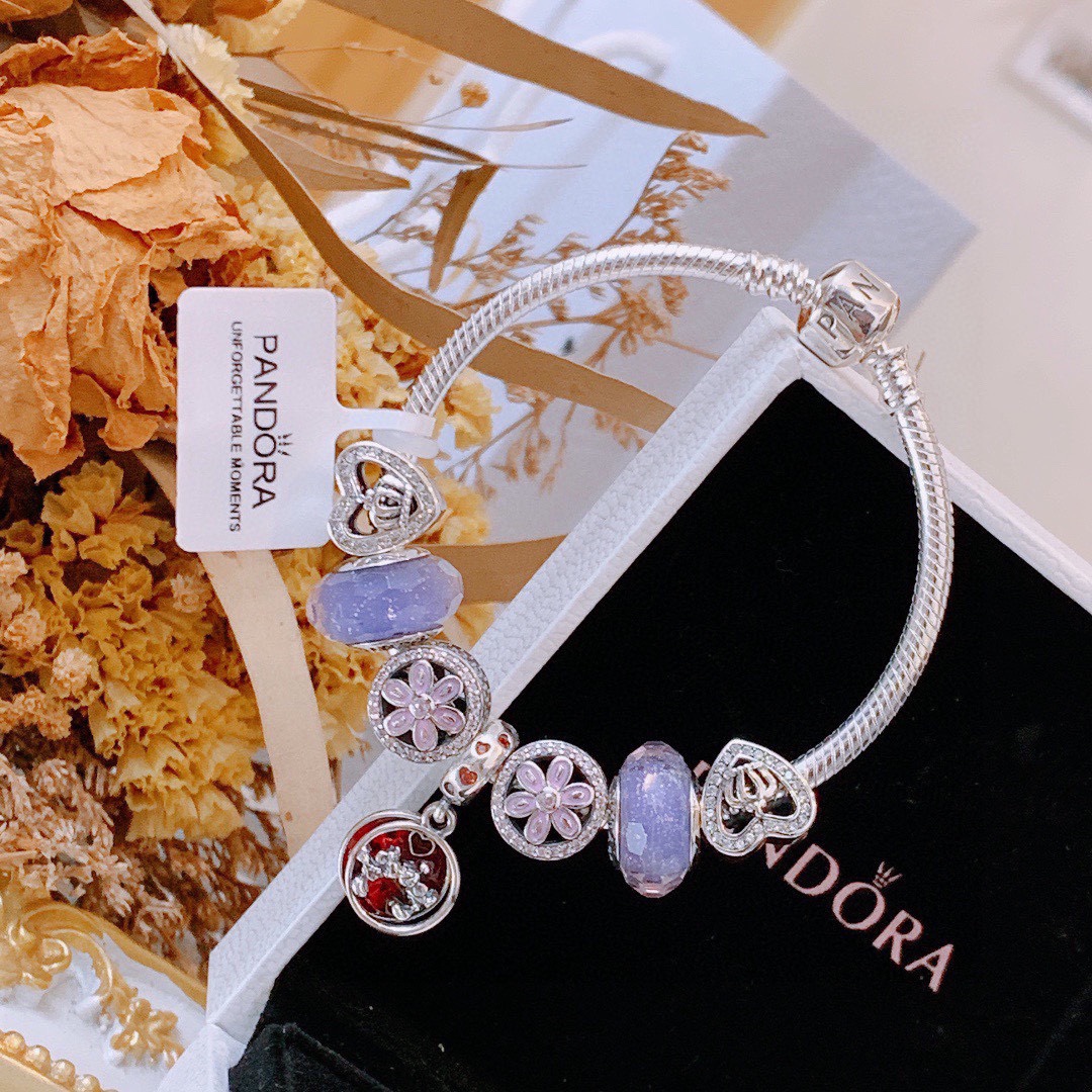 批165 七夕情人节礼物 不爆不上🔥潘多拉手链手镯Pandora 抖音网红 带货必选🐟 直播带货 高品质镶嵌工艺  佩戴码数手腕尺寸➕2cm ~3cm爆款官网同款 🎁2022新款🔥搭配潘多拉🌷🍃独家实拍。工厂直销一手货源！ 🔥特殊渠道925银 ✈足克足量，进口水钻全手工镶嵌💎限量出售 欢迎下单👏👏。尺寸16~21cm  每一颗配件都有其含义，证明出潘多拉手链是具有丰富的首饰内涵和艺术故事❕❕ 钻位清晰镶工是极好的丹麦高端材质和顶级银为原料。❗尺寸：16 17 18 19 20 21公分