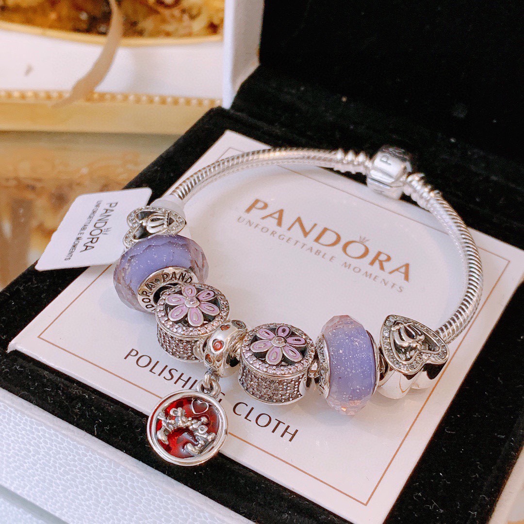 批165 七夕情人节礼物 不爆不上🔥潘多拉手链手镯Pandora 抖音网红 带货必选🐟 直播带货 高品质镶嵌工艺  佩戴码数手腕尺寸➕2cm ~3cm爆款官网同款 🎁2022新款🔥搭配潘多拉🌷🍃独家实拍。工厂直销一手货源！ 🔥特殊渠道925银 ✈足克足量，进口水钻全手工镶嵌💎限量出售 欢迎下单👏👏。尺寸16~21cm  每一颗配件都有其含义，证明出潘多拉手链是具有丰富的首饰内涵和艺术故事❕❕ 钻位清晰镶工是极好的丹麦高端材质和顶级银为原料。❗尺寸：16 17 18 19 20 21公分