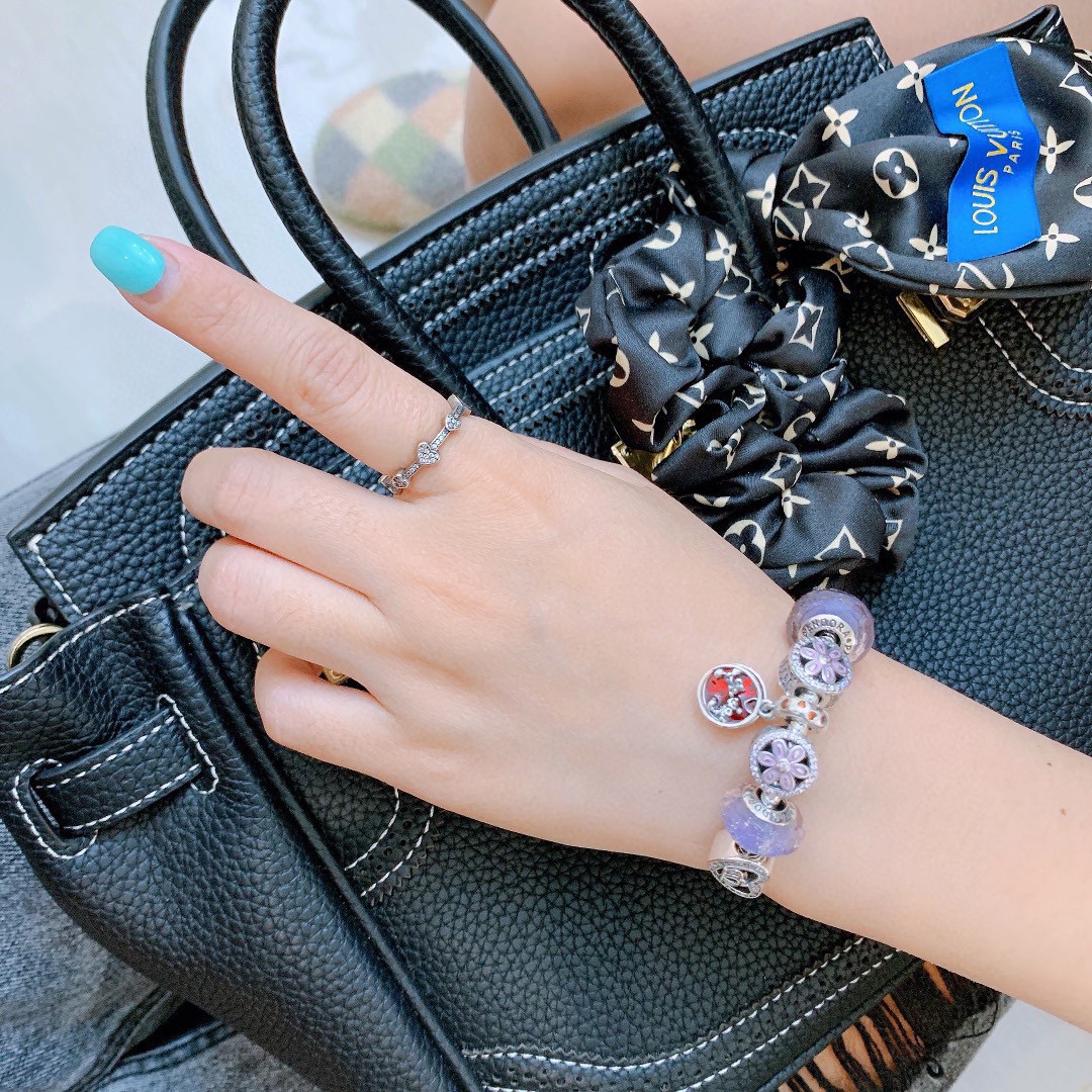 批165 七夕情人节礼物 不爆不上🔥潘多拉手链手镯Pandora 抖音网红 带货必选🐟 直播带货 高品质镶嵌工艺  佩戴码数手腕尺寸➕2cm ~3cm爆款官网同款 🎁2022新款🔥搭配潘多拉🌷🍃独家实拍。工厂直销一手货源！ 🔥特殊渠道925银 ✈足克足量，进口水钻全手工镶嵌💎限量出售 欢迎下单👏👏。尺寸16~21cm  每一颗配件都有其含义，证明出潘多拉手链是具有丰富的首饰内涵和艺术故事❕❕ 钻位清晰镶工是极好的丹麦高端材质和顶级银为原料。❗尺寸：16 17 18 19 20 21公分