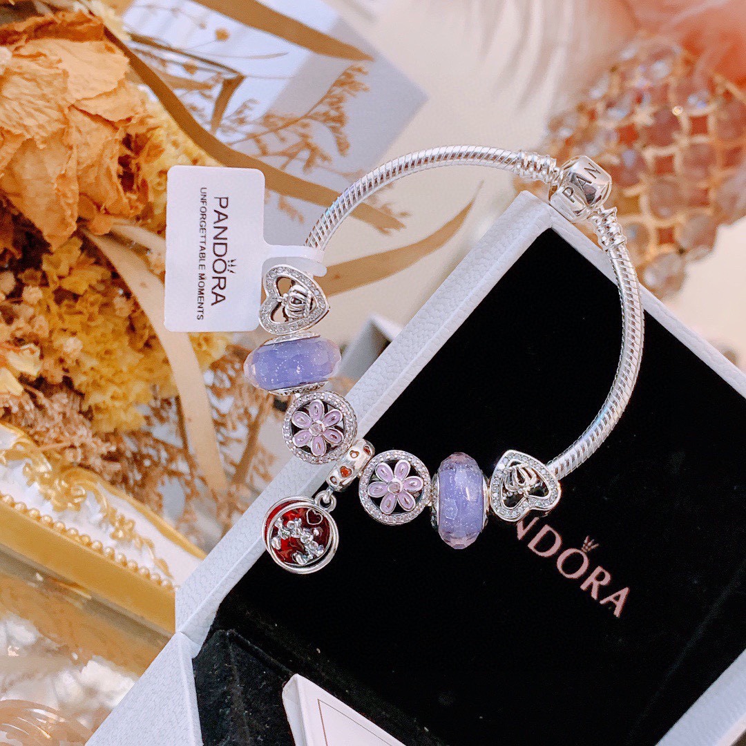 批165 七夕情人节礼物 不爆不上🔥潘多拉手链手镯Pandora 抖音网红 带货必选🐟 直播带货 高品质镶嵌工艺  佩戴码数手腕尺寸➕2cm ~3cm爆款官网同款 🎁2022新款🔥搭配潘多拉🌷🍃独家实拍。工厂直销一手货源！ 🔥特殊渠道925银 ✈足克足量，进口水钻全手工镶嵌💎限量出售 欢迎下单👏👏。尺寸16~21cm  每一颗配件都有其含义，证明出潘多拉手链是具有丰富的首饰内涵和艺术故事❕❕ 钻位清晰镶工是极好的丹麦高端材质和顶级银为原料。❗尺寸：16 17 18 19 20 21公分