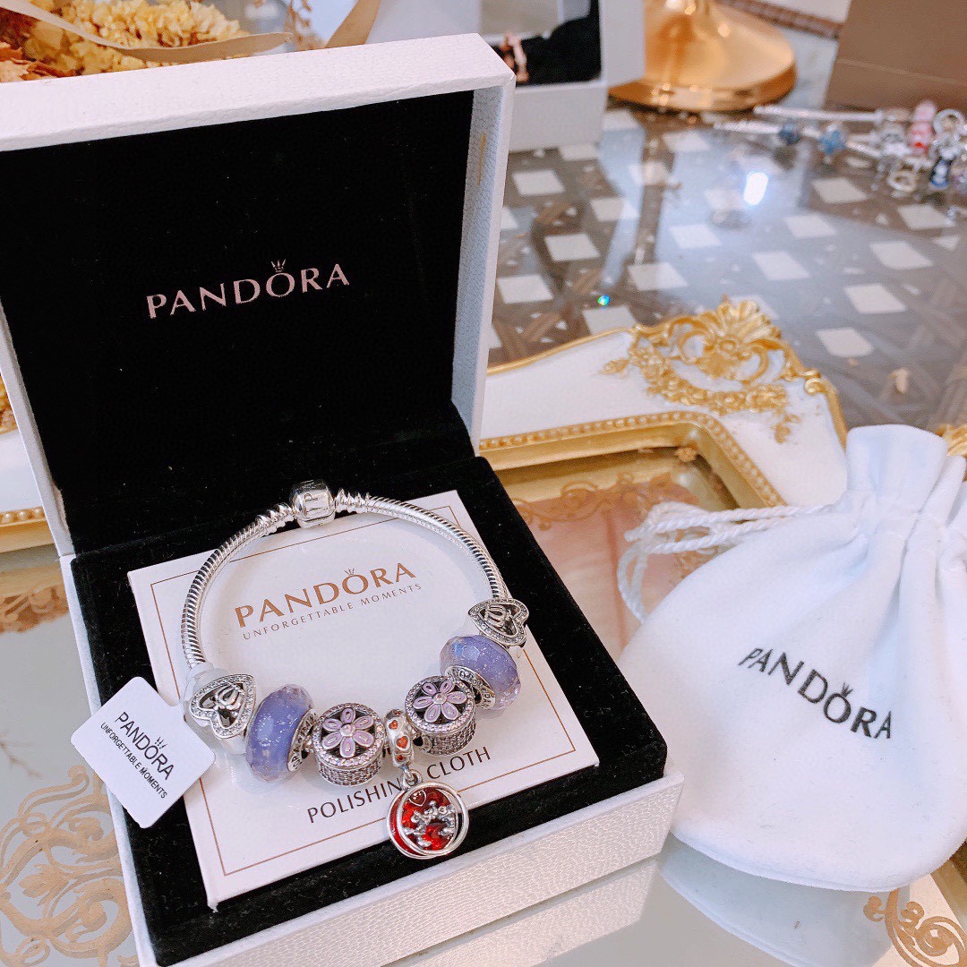 批165 七夕情人节礼物 不爆不上🔥潘多拉手链手镯Pandora 抖音网红 带货必选🐟 直播带货 高品质镶嵌工艺  佩戴码数手腕尺寸➕2cm ~3cm爆款官网同款 🎁2022新款🔥搭配潘多拉🌷🍃独家实拍。工厂直销一手货源！ 🔥特殊渠道925银 ✈足克足量，进口水钻全手工镶嵌💎限量出售 欢迎下单👏👏。尺寸16~21cm  每一颗配件都有其含义，证明出潘多拉手链是具有丰富的首饰内涵和艺术故事❕❕ 钻位清晰镶工是极好的丹麦高端材质和顶级银为原料。❗尺寸：16 17 18 19 20 21公分